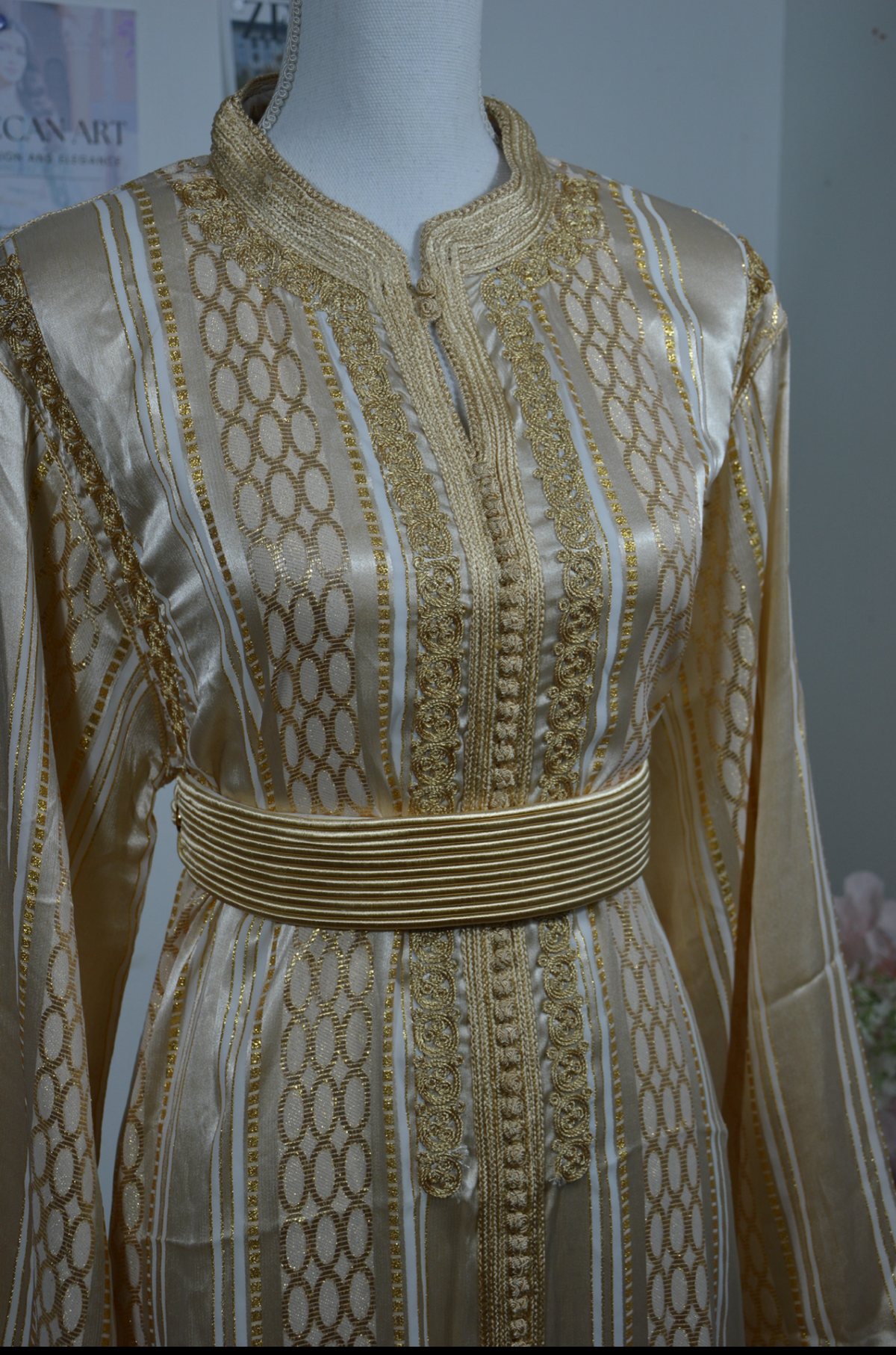 Caftan Marocain Jouhara Luxe Doré – Satin Brillant & Broderies Or