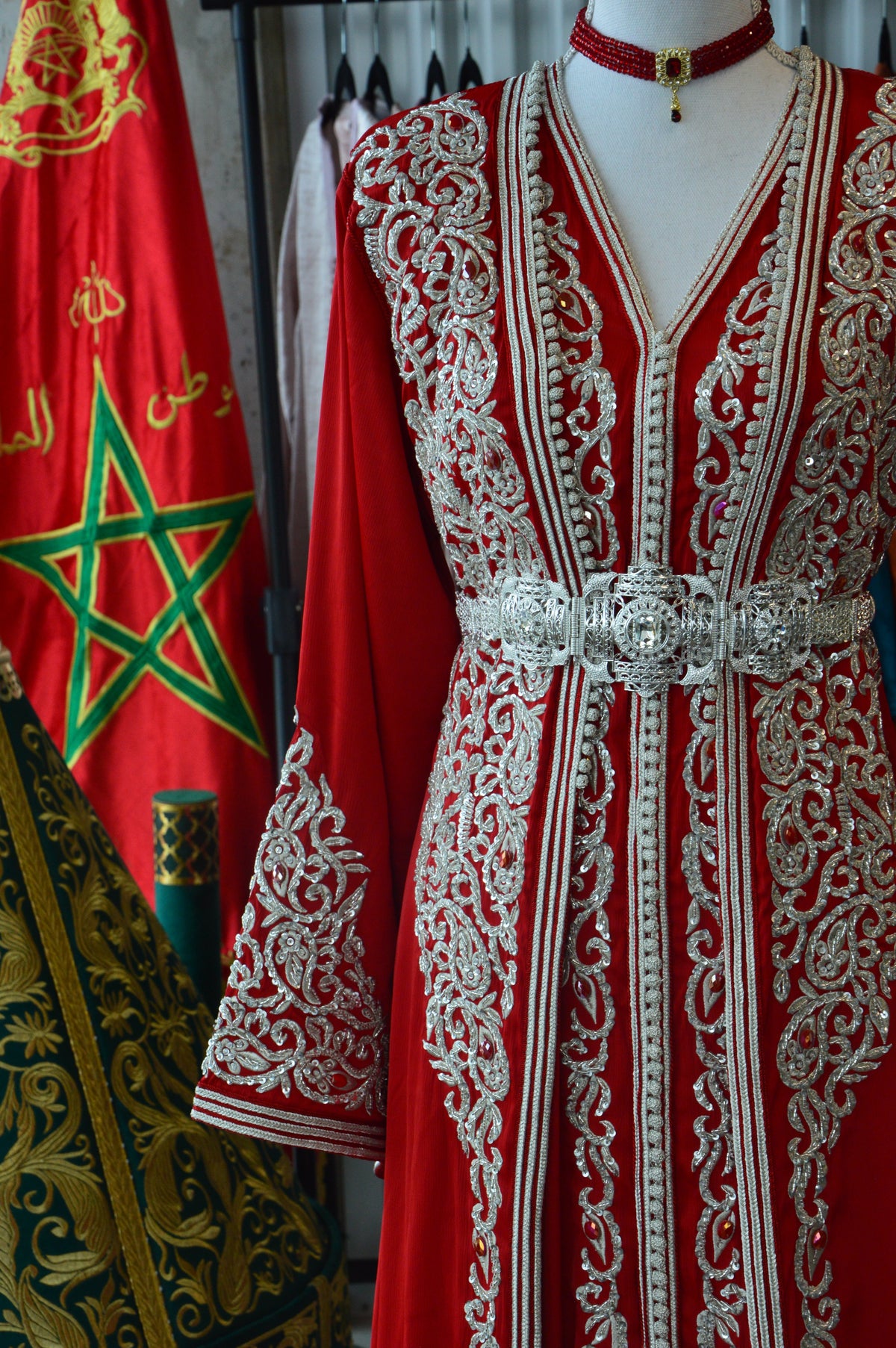 Takchita Haute Couture Nacrée Argent & Rouge – Passion, Éclat & Luxe Marocain