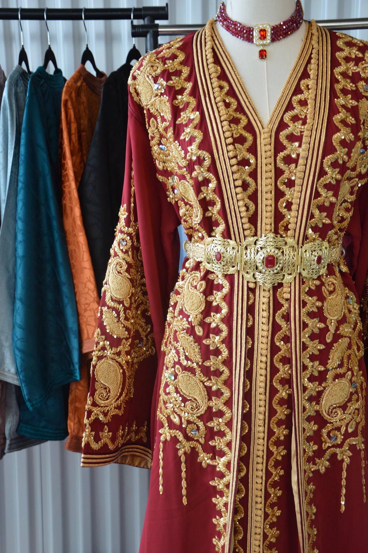 Haute Couture Bordeaux Crêpe Takchita – Depth, Nobility & Moroccan Luxury