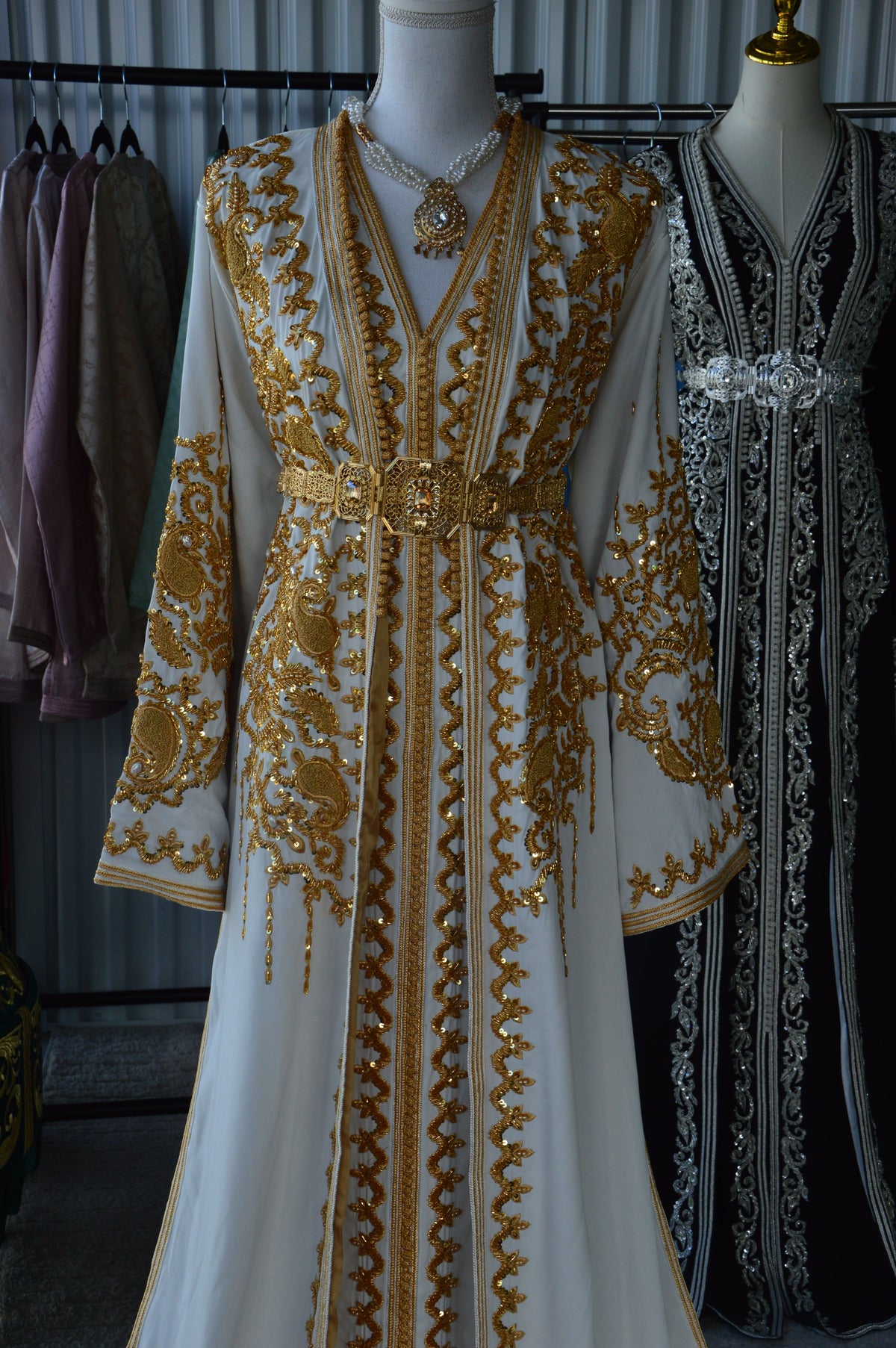 Mother-of-Pearl White & Gold Haute Couture Takchita – Royal Purity & the Pinnacle of Moroccan Luxury