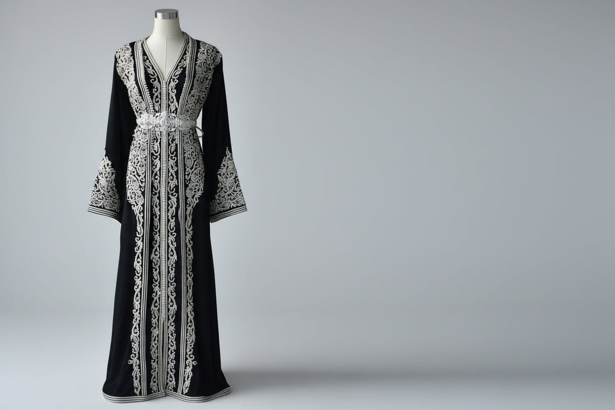 Takchita Haute Couture Crêpe Argent & Noir – Mystère, Éclat & Luxe Marocain