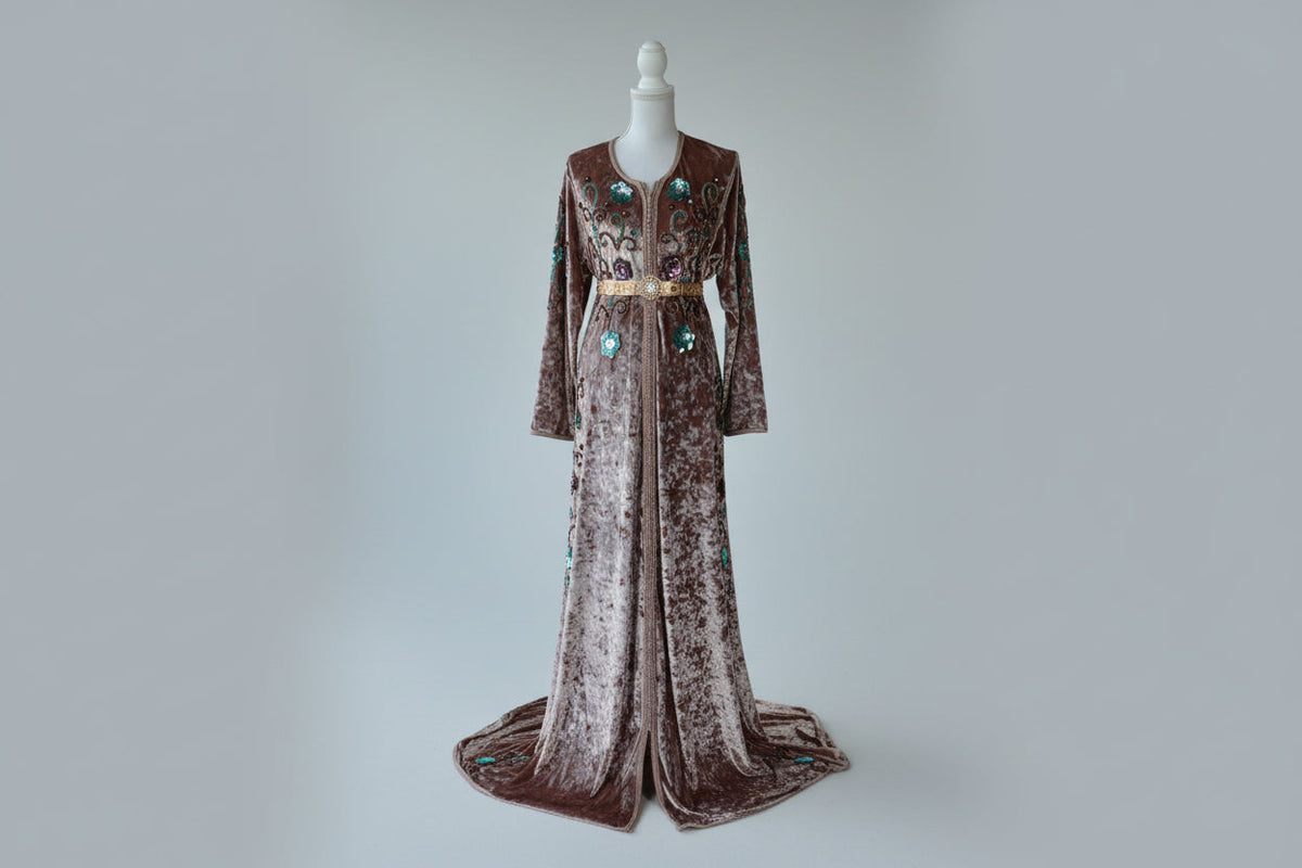 Caftan Velours Nacré Grandes Tailles – Opulence, Douceur & Élégance Marocaine