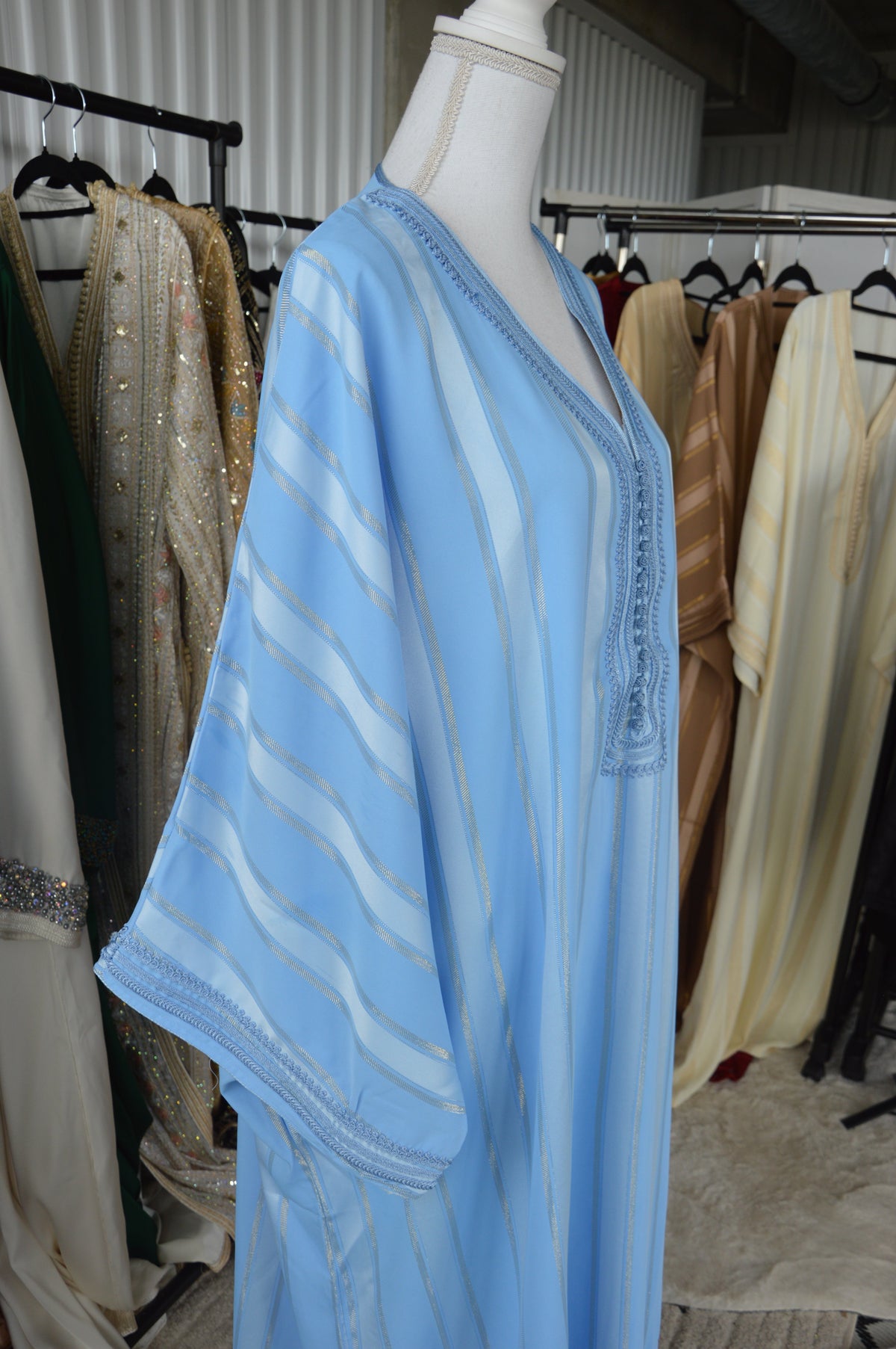 Gandoura Johara Bleu & Or – Joyau Marocain & Éclat Royal