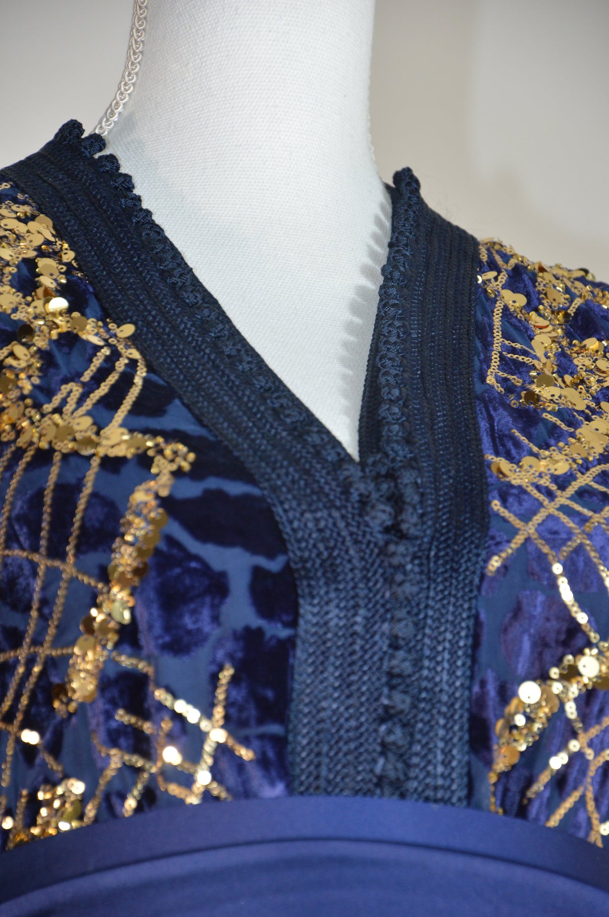 Midnight blue takchita with gold sequins – Draped belt – Zeynaya Prestige