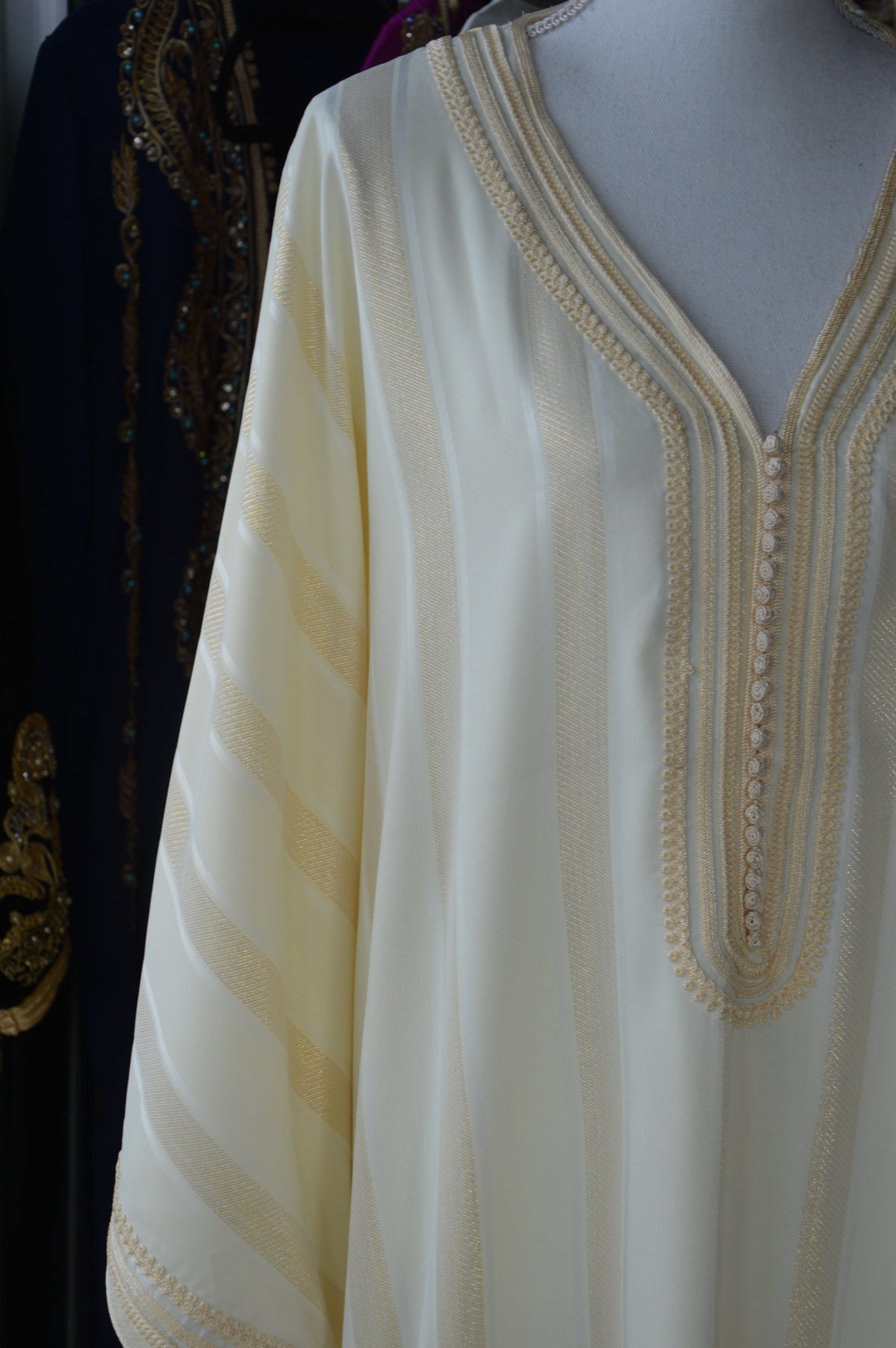 Gandoura Johara Blanche & Or – Pureté Lumineuse & Prestige Marocain
