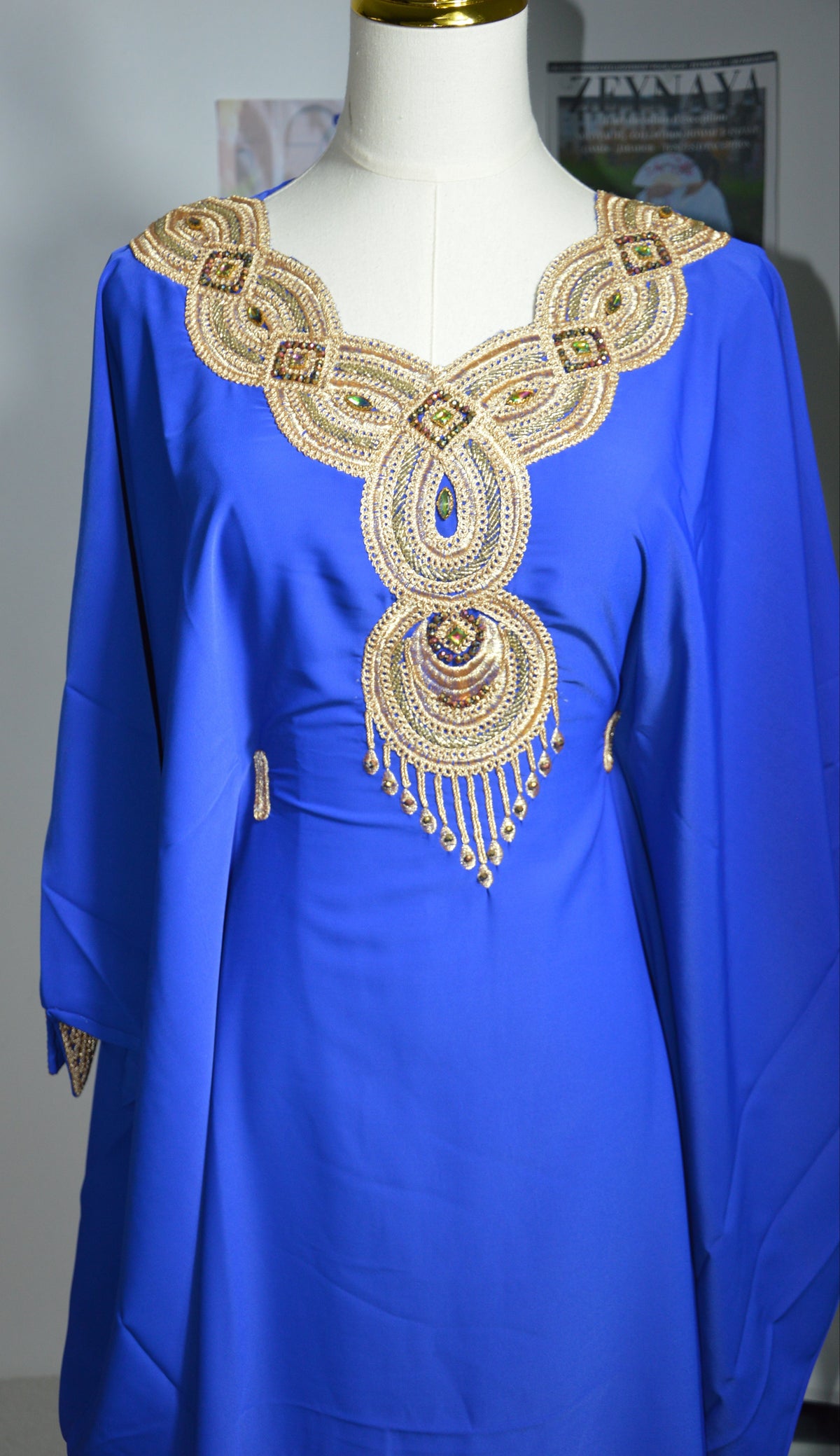 Gandoura Farasha Bleu Royal – Broderies Or & Strass Luxe