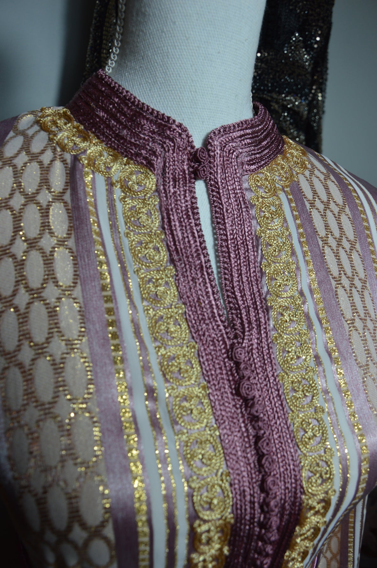 Caftan Marocain Rose Prune – Satin & Broderies Dorées