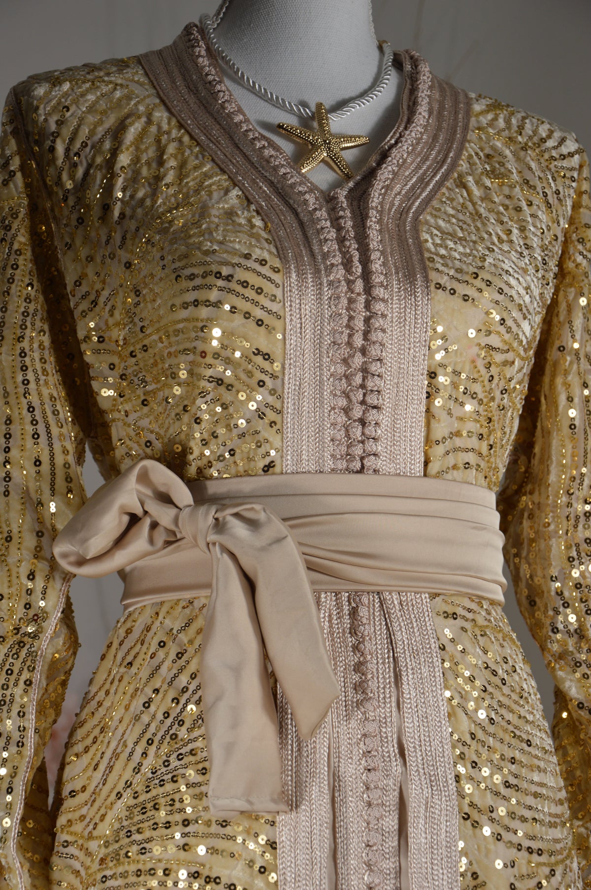 Nude or light sequined takchita – Tie-waist belt – Zeynaya Prestige