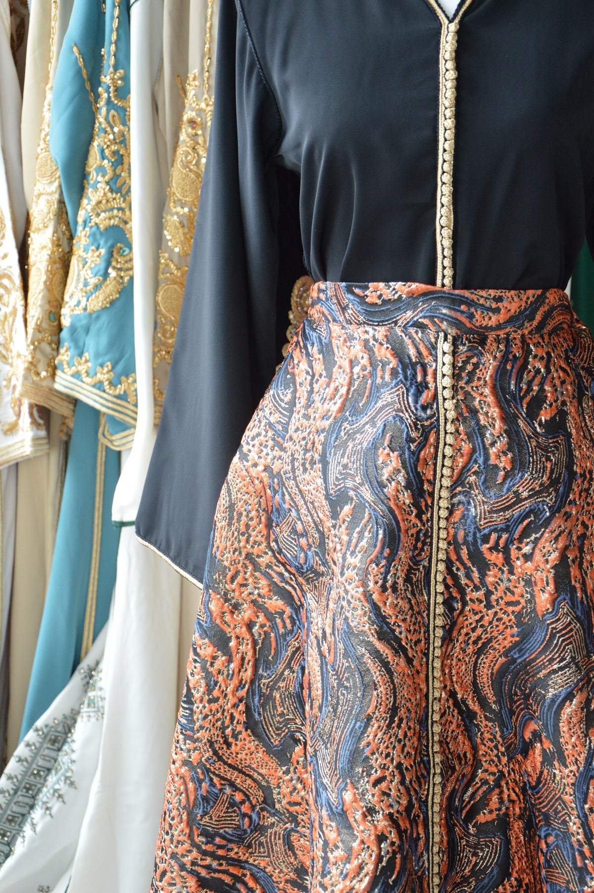 Ensemble Haut Noir & Jupe Brocart Orange – Audace Solaire & Élégance Orientale