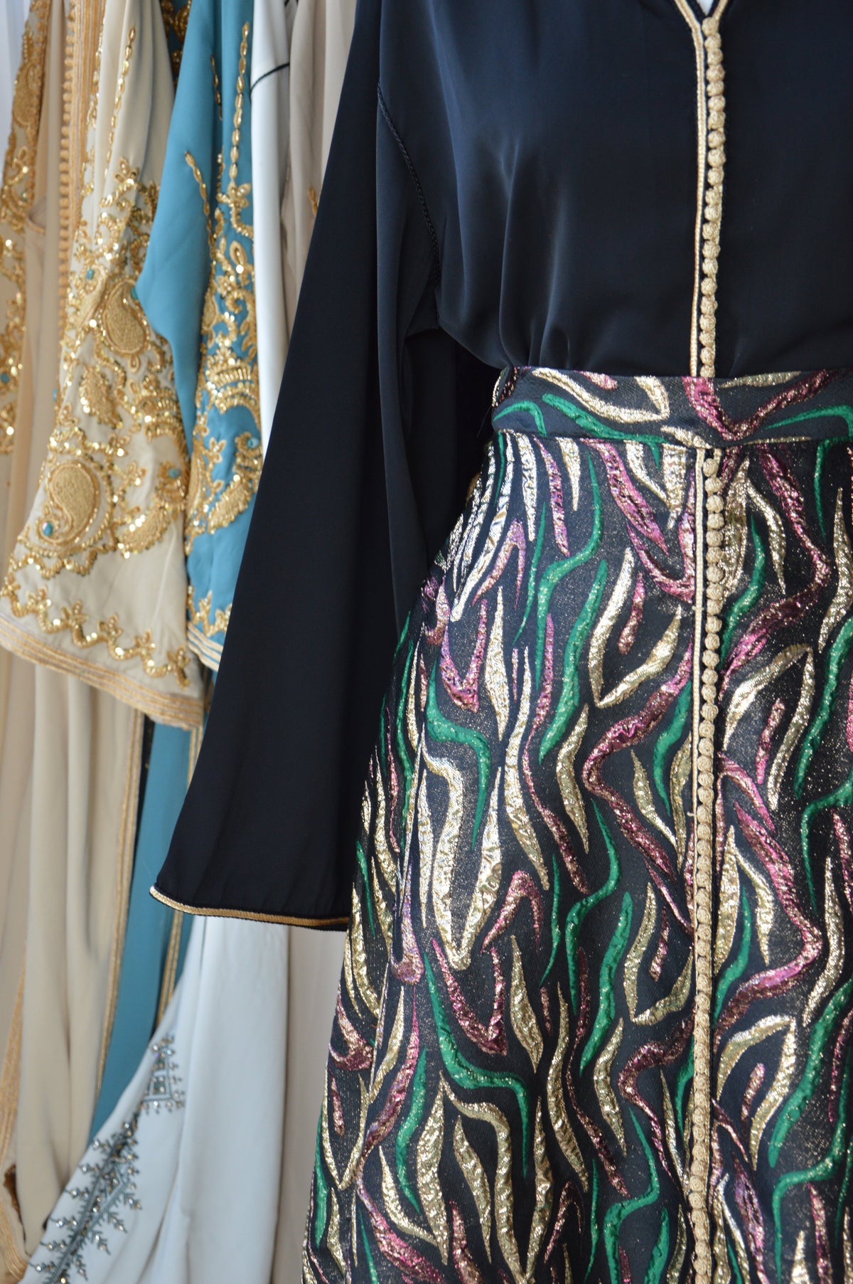 Ensemble Haut Noir & Jupe Brocart Or multicolore