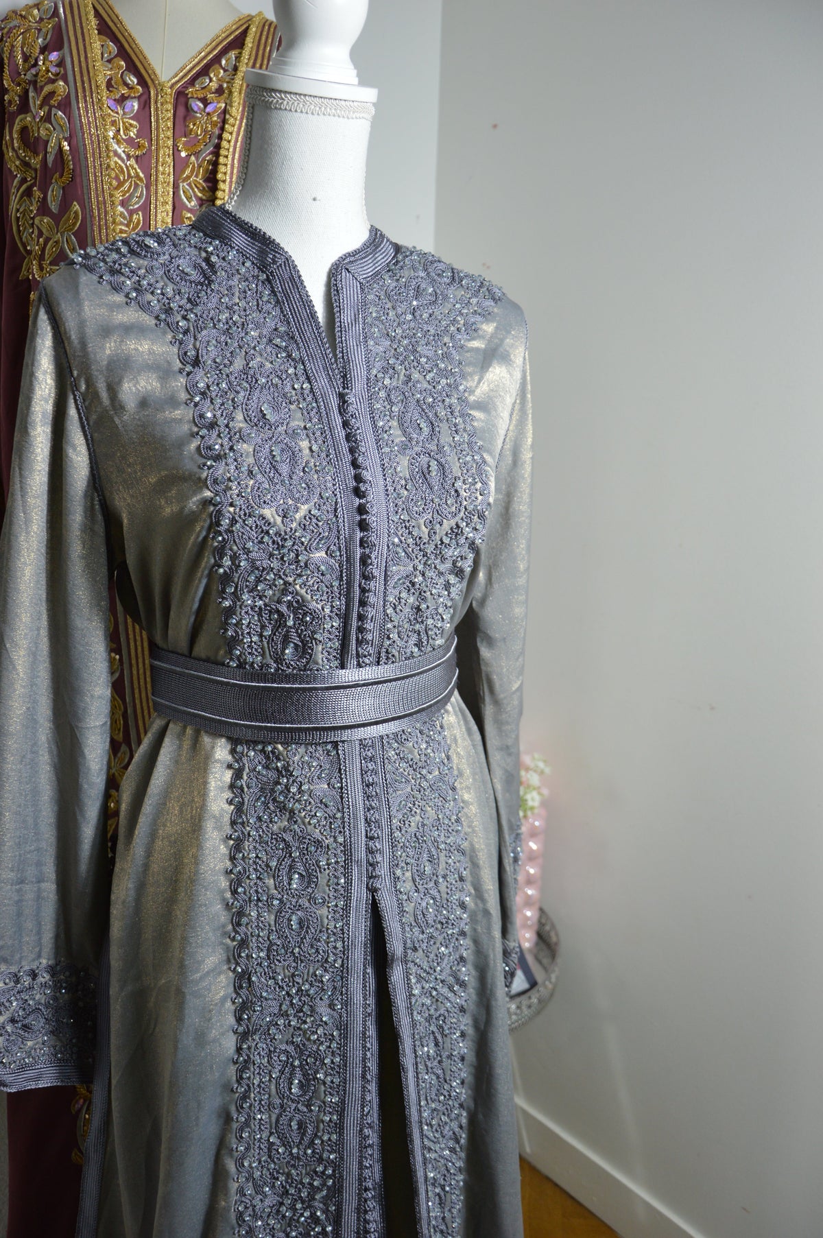Takchita Gris Argent Luxe - Caftan Marocain Élégant
