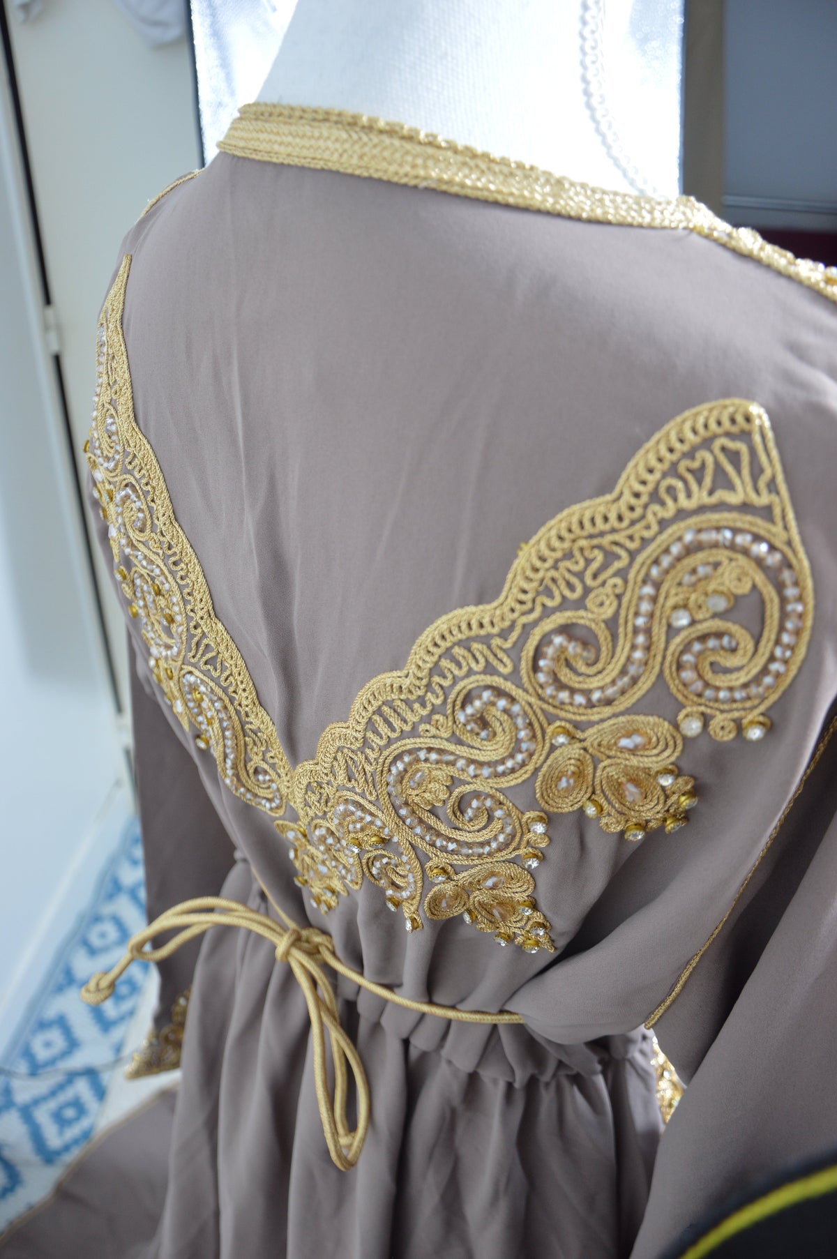 Caftan taupe doré – Broderies perlées artisanales