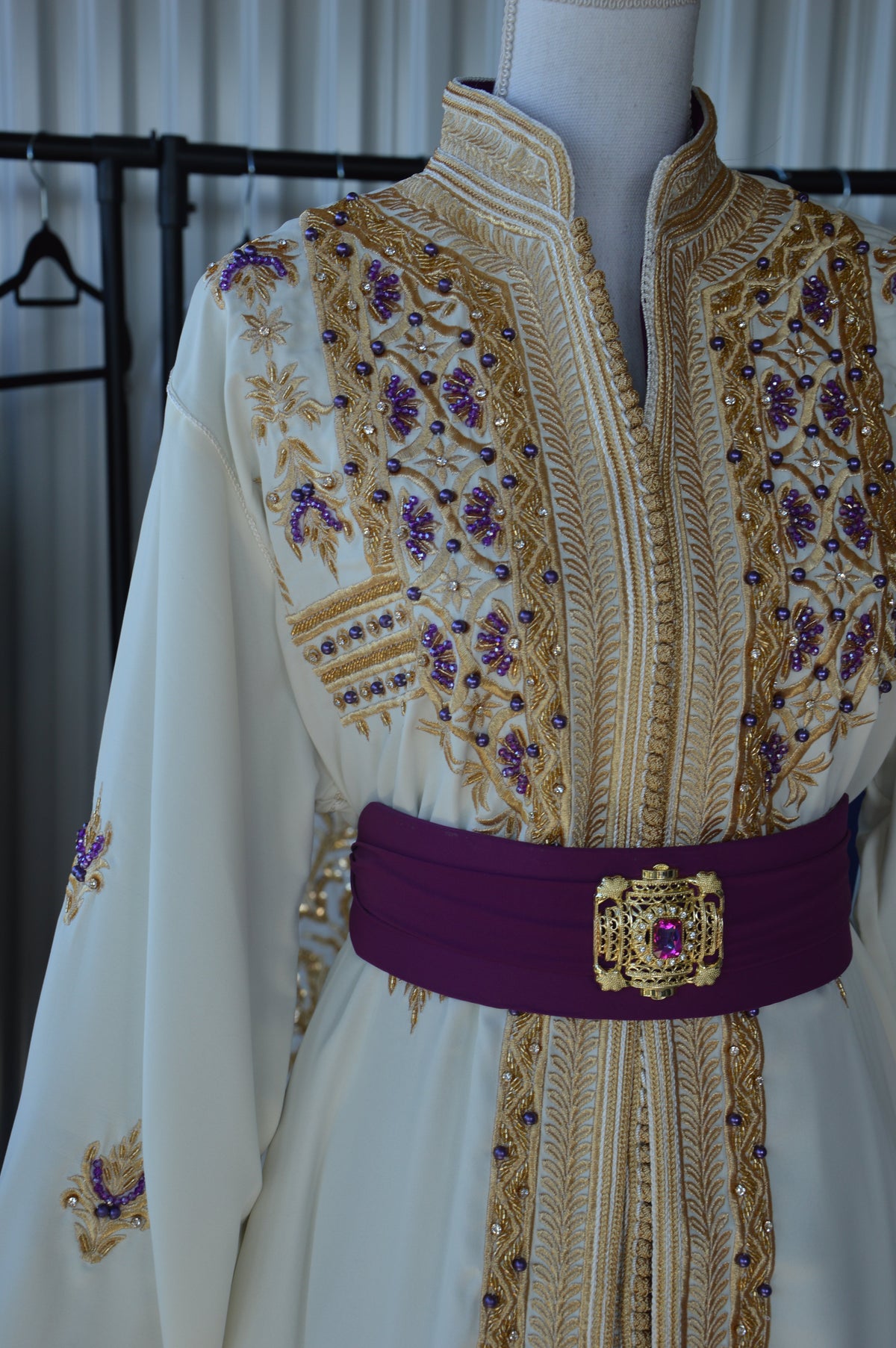Takchita Col Gendarme Blanche – Doublure Violette & Broderie Main