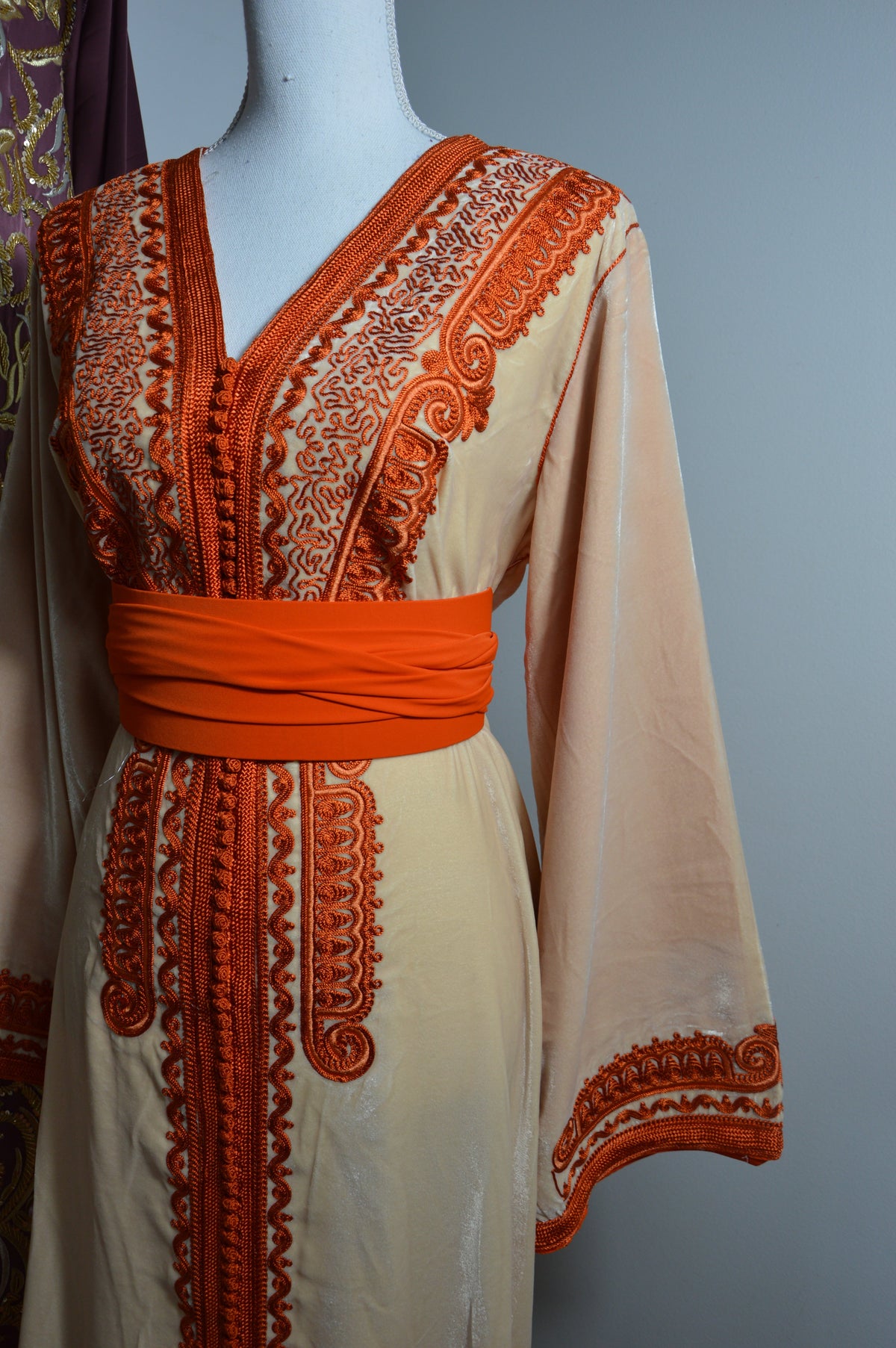 CAFTAN VELOURS BEIGE BRODE ORANGE