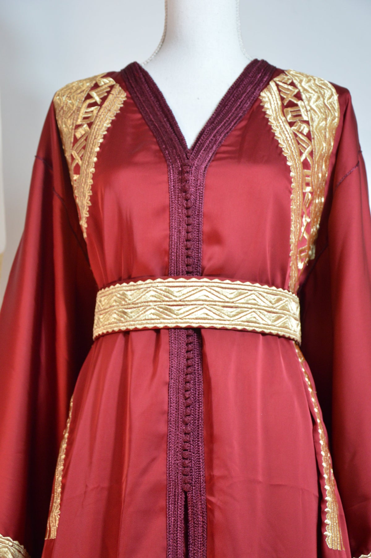 Bordeaux Red Embroidered Moroccan Takchita - Luxury and Elegance