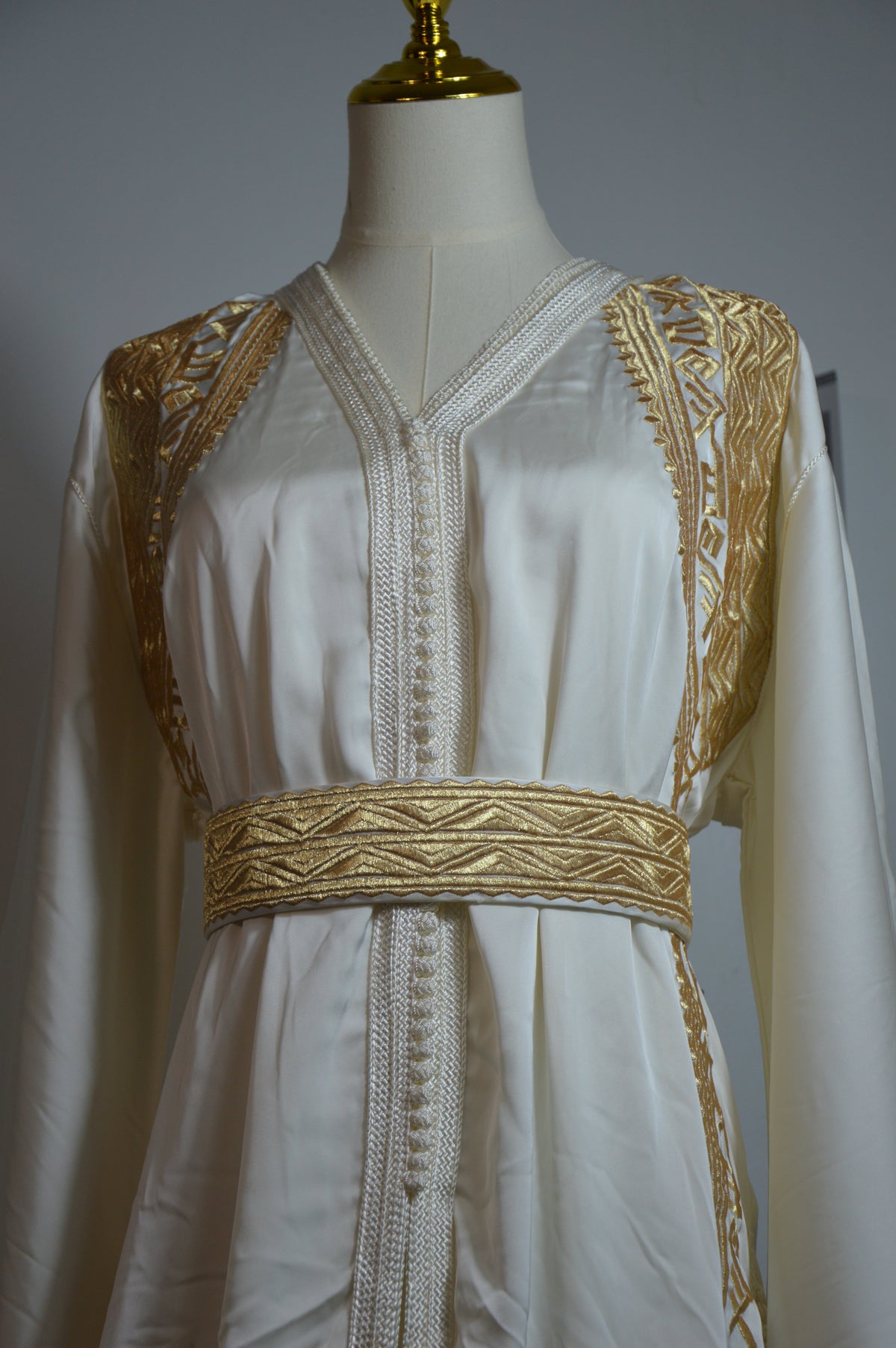 Moroccan Embroidered White Takchita - Luxury and Elegance