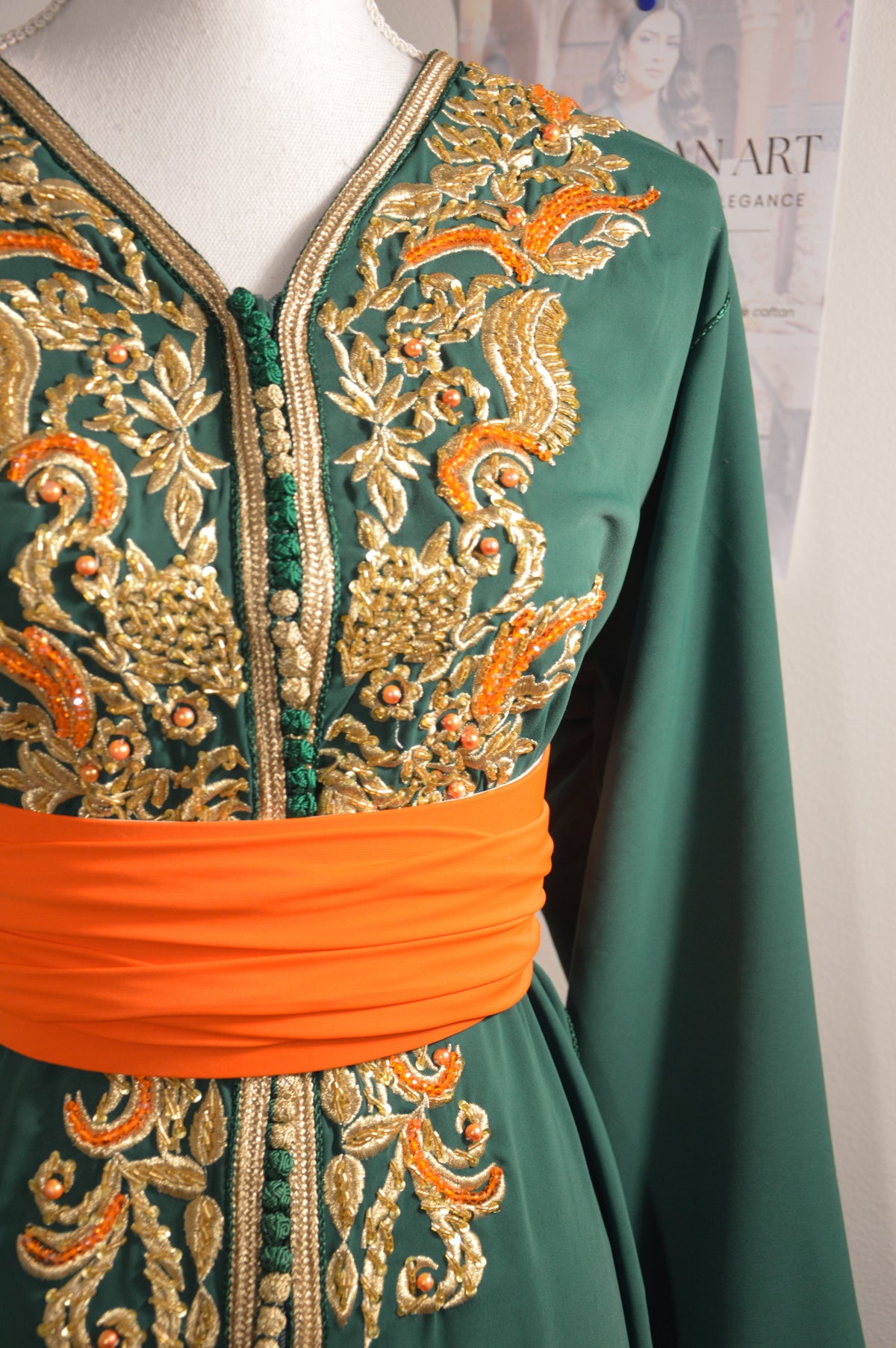 Caftan Vert Orange Coupe Sirène – Broderies Raffinées