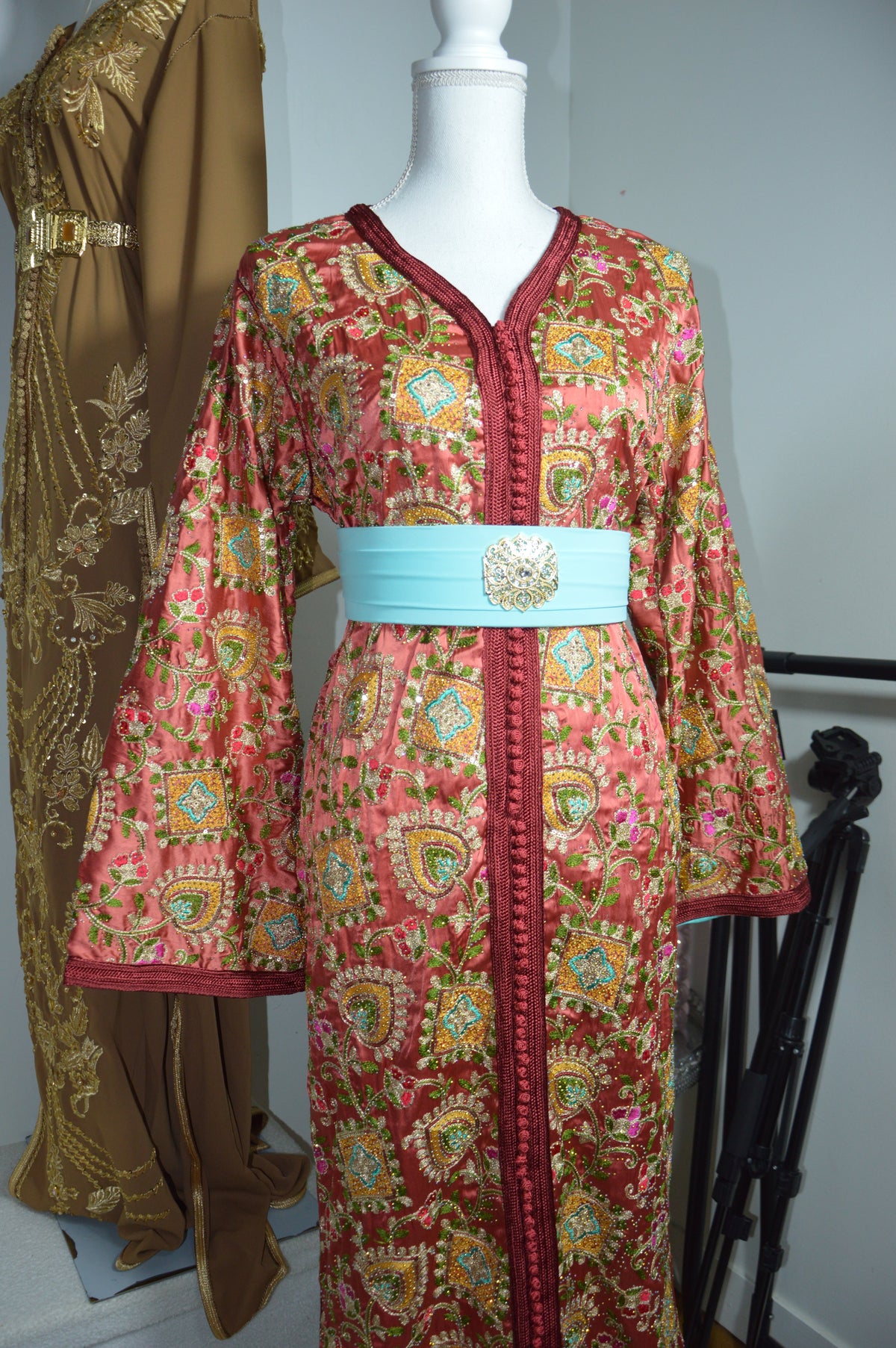 Caftan Sari Sirène Rose Andalou – Broderies Raffinées Multicolores