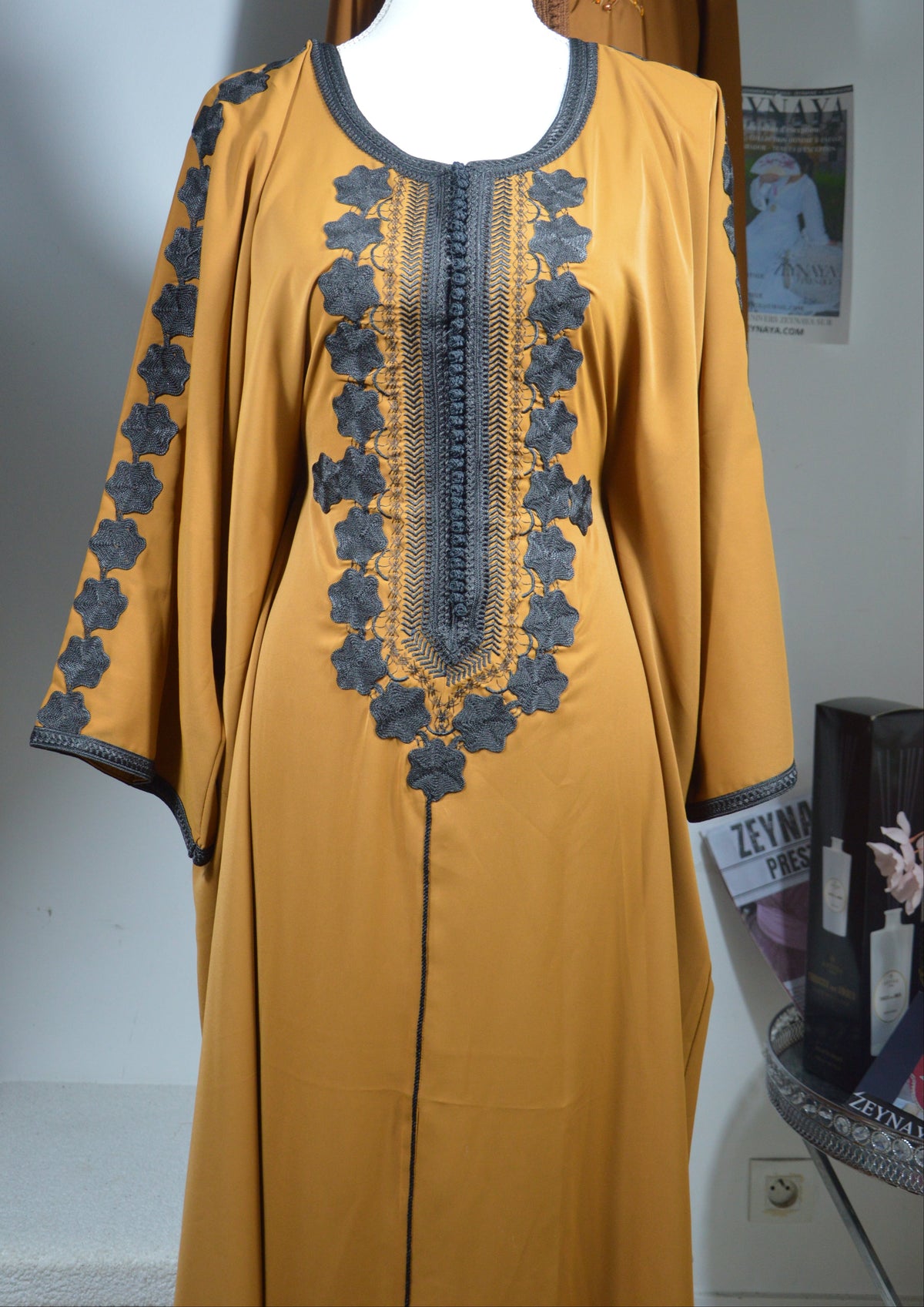 Gandoura Farasha Marron à Fleurs Noires - Luxe Marocain Prestige