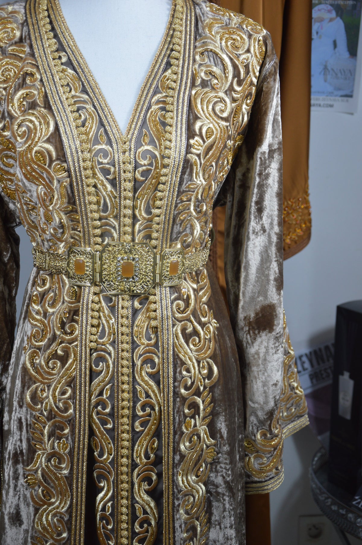Takchita Haute Couture Velours Marron - Luxe Marocain Prestige