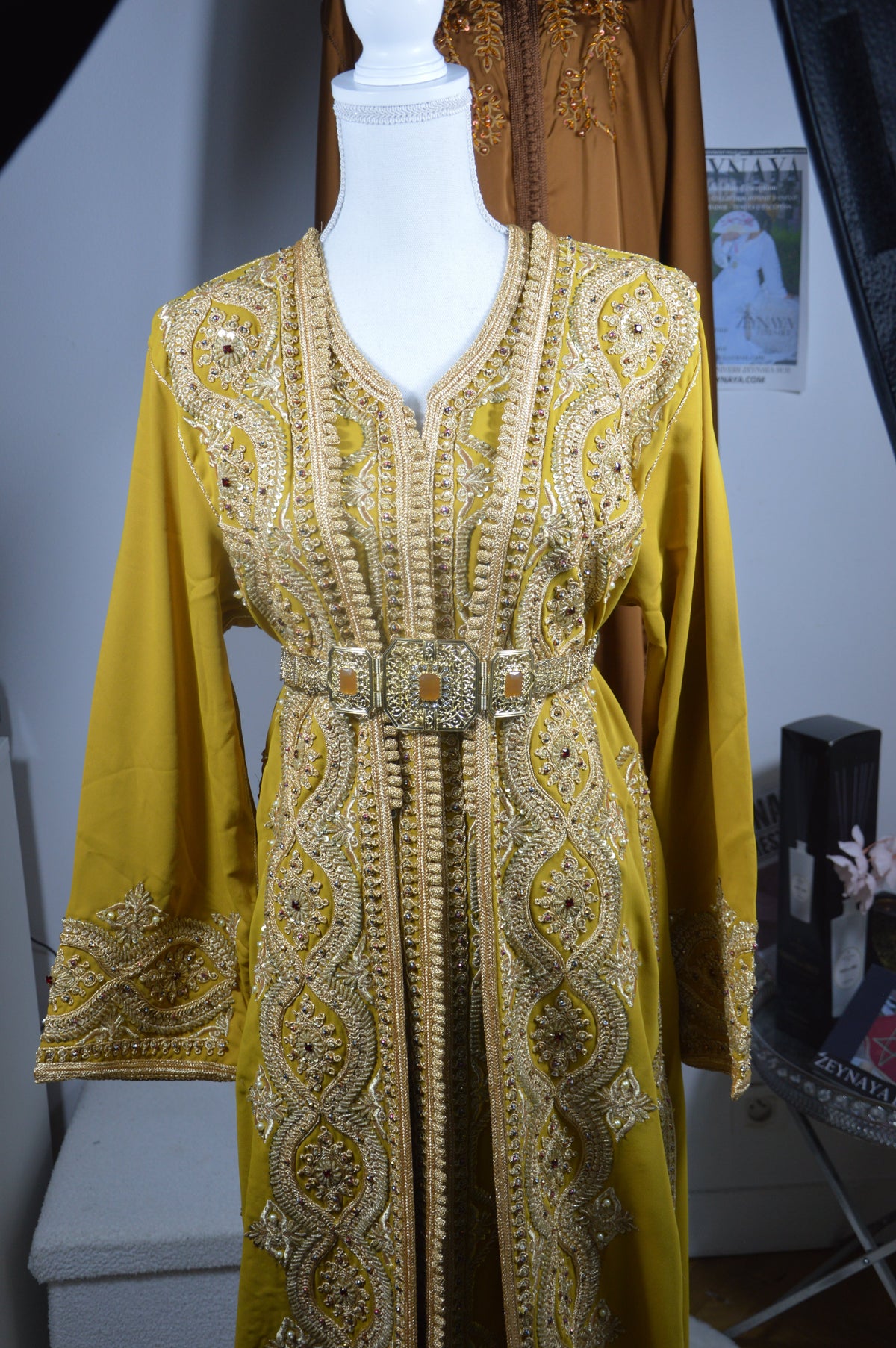 Takchita Haute Couture Moutarde Dorée - Luxe Marocain Prestige