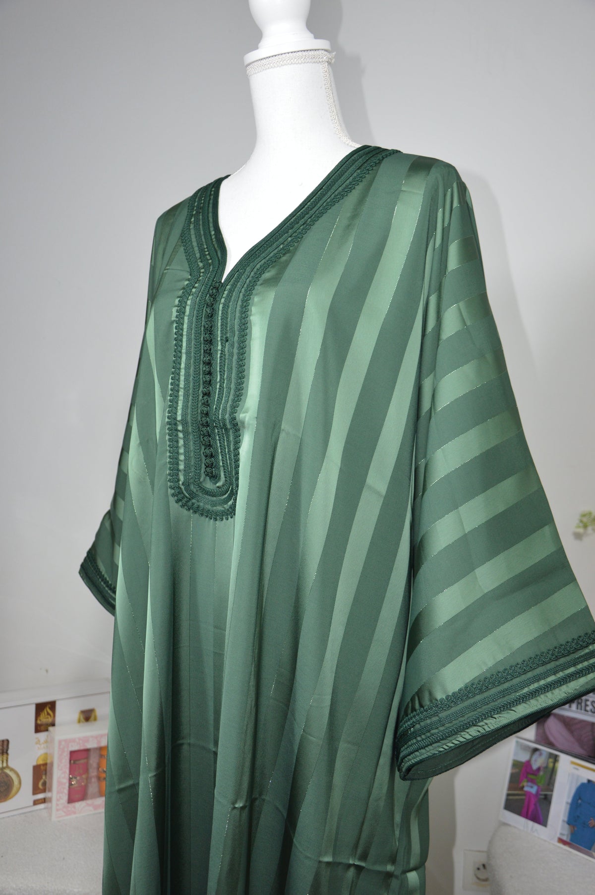 GANDOURA JOHARA SATINÉE VERTE – STYLE ÉLÉGANT ET FLUIDE