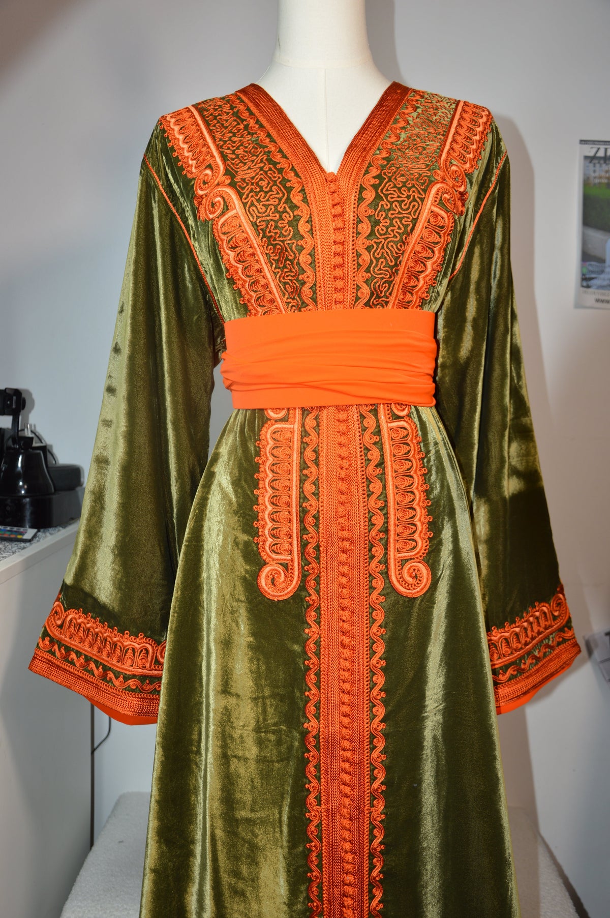 Caftan Velours Vert Brodé Orange - Luxe Marocain Prestige