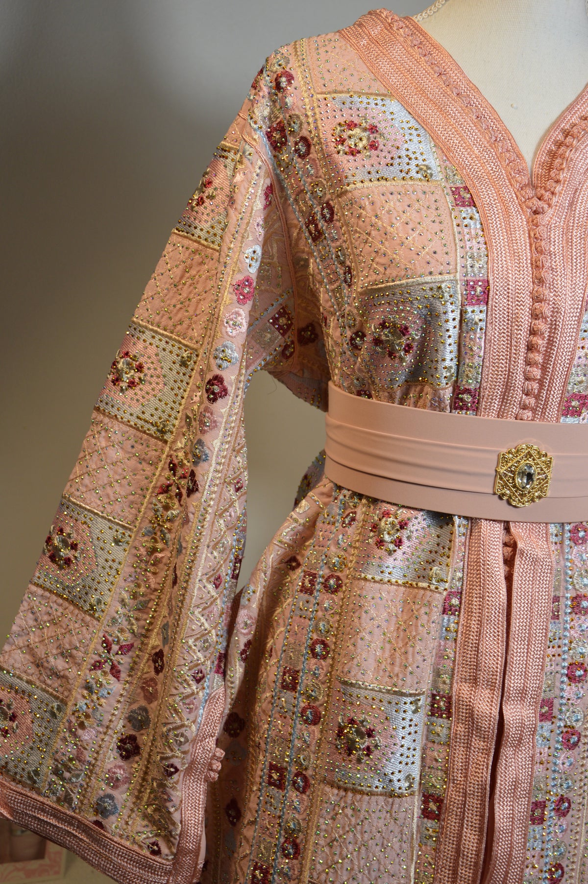 SPARKLING POWDER PINK SARI TAKCHITA – RADIANCE & SOFTNESS