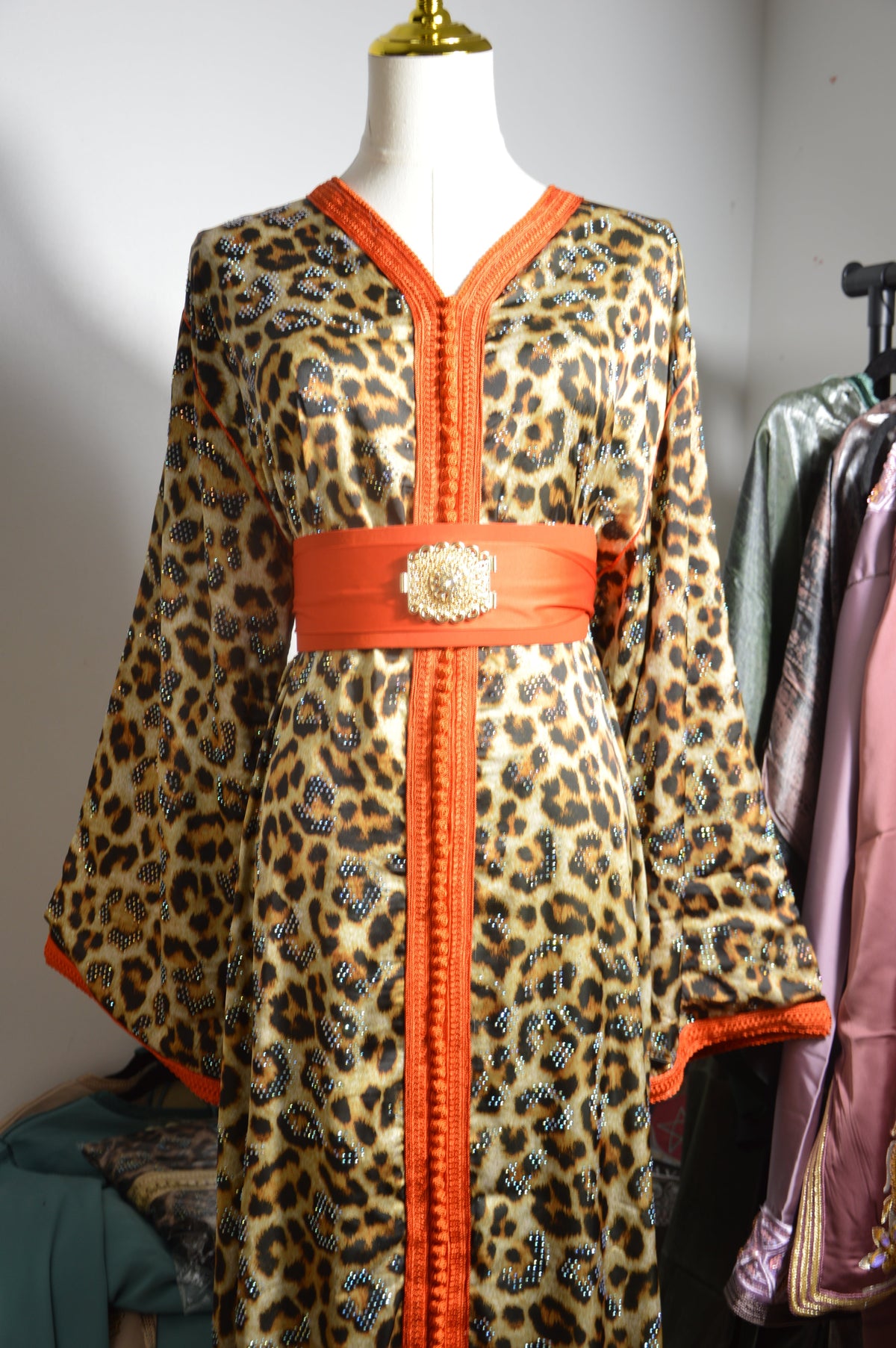 Caftan Léopard Crêpe Satiné Brillant broderie orange - Audace et Élégance