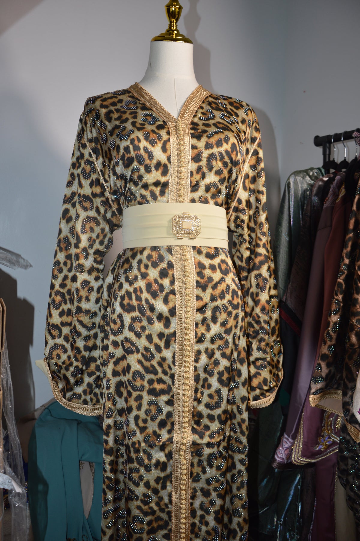 Caftan Léopard Crêpe 2 Satiné Brillant broderie beige - Audace Élégante