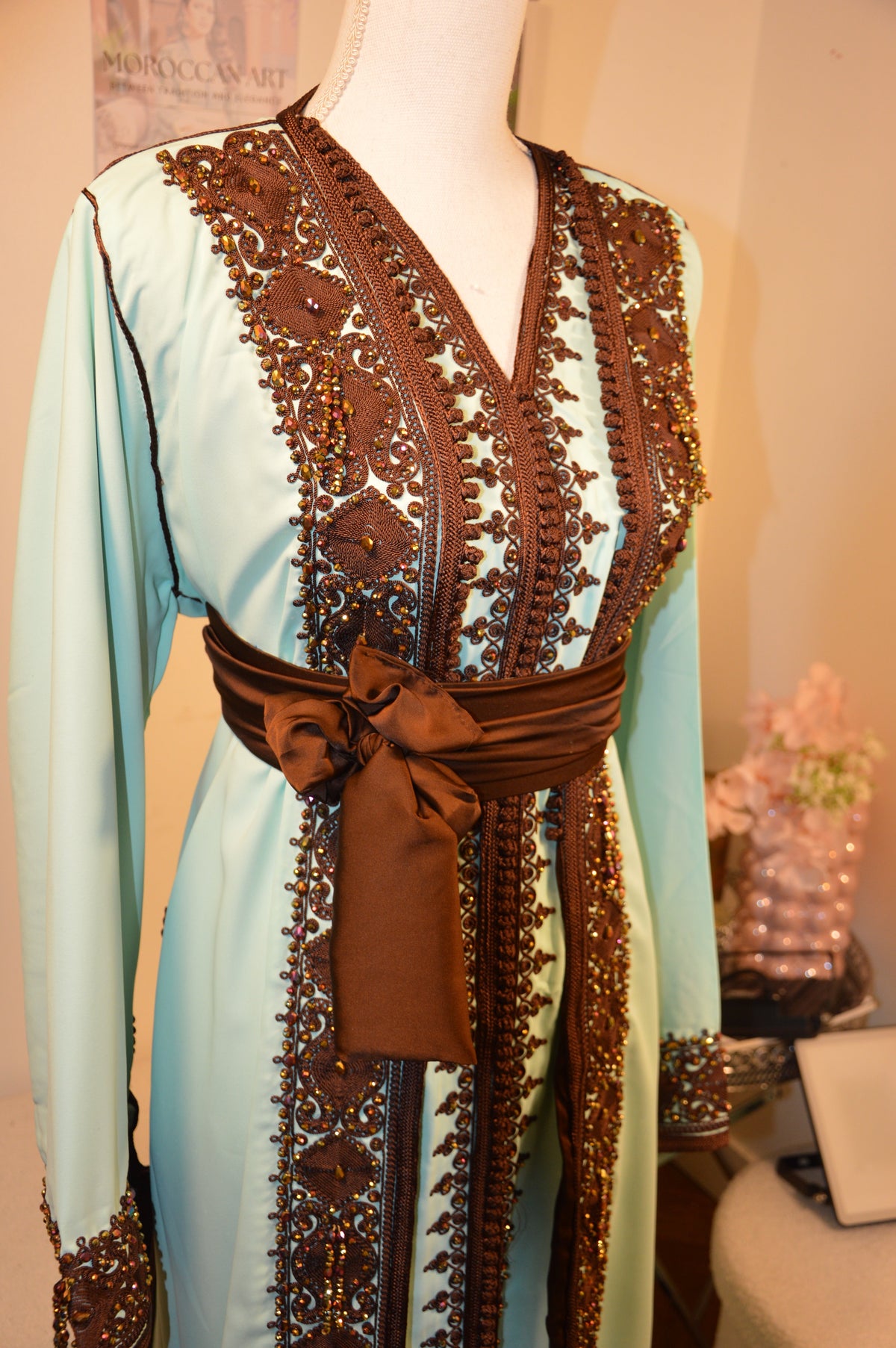 Takchita Vert d’Eau – Broderies Marron & Perles Multicolores