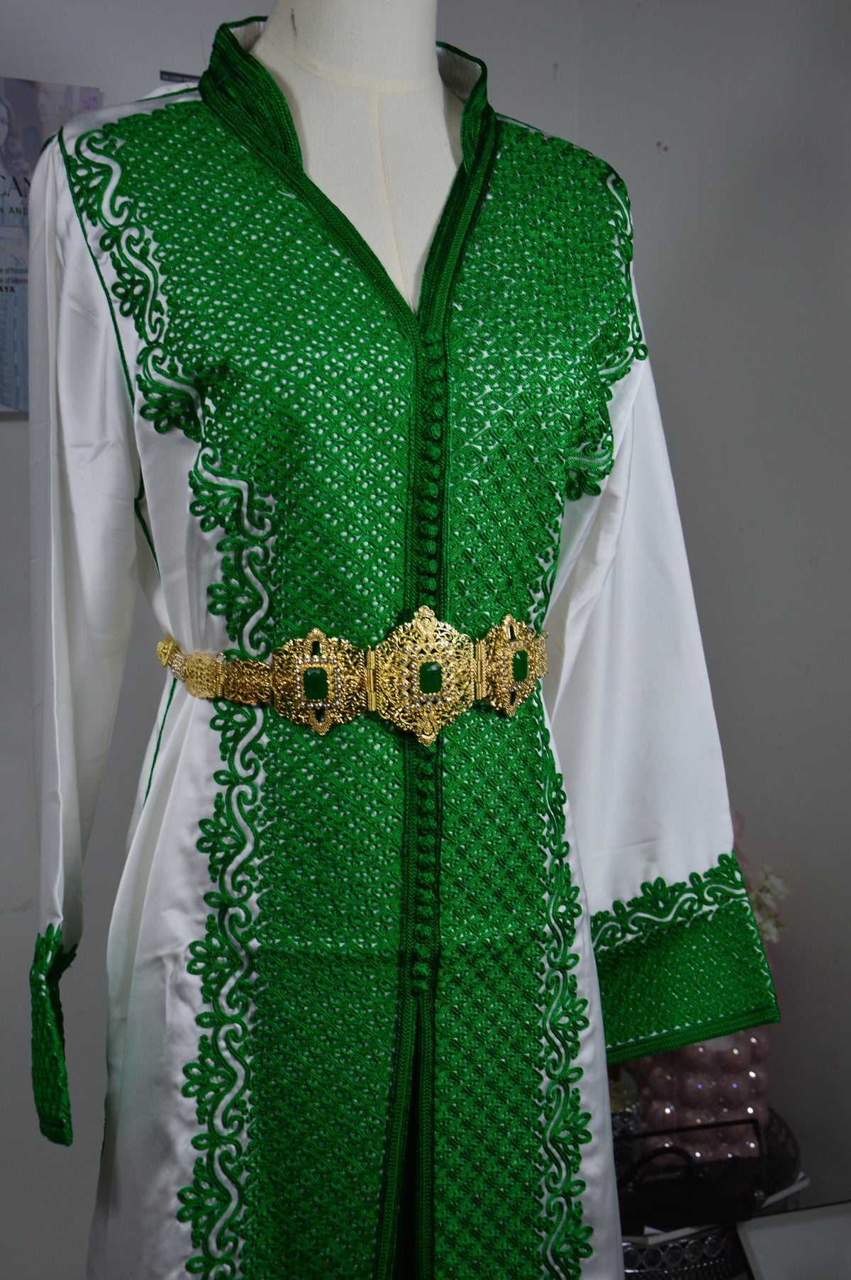 Takchita Verte & Blanche en Satin – Broderie Marocaine