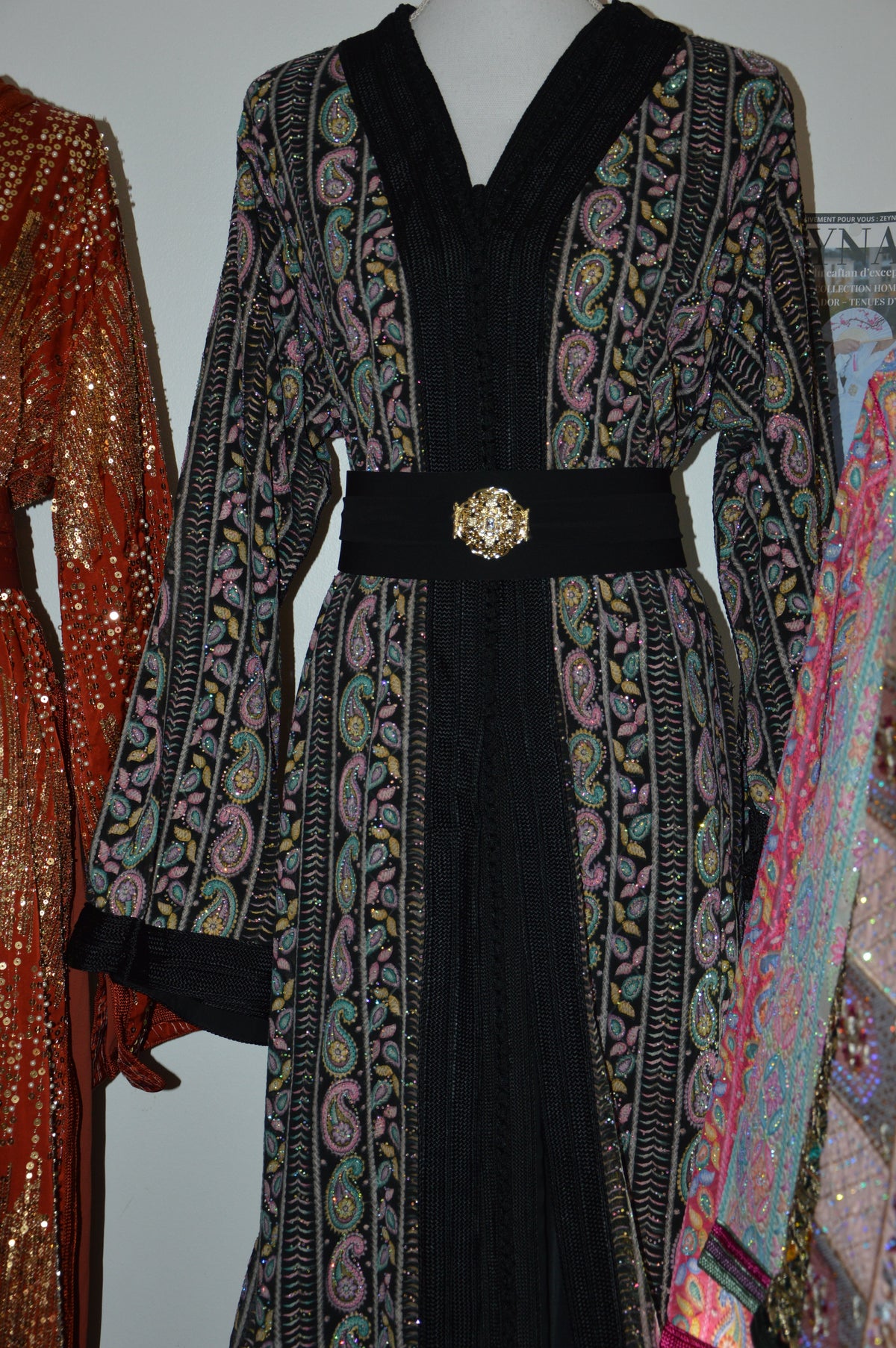 SPARKLING BLACK SARI TAKCHITA (GOLD & MULTICOLOR PAISLEY)