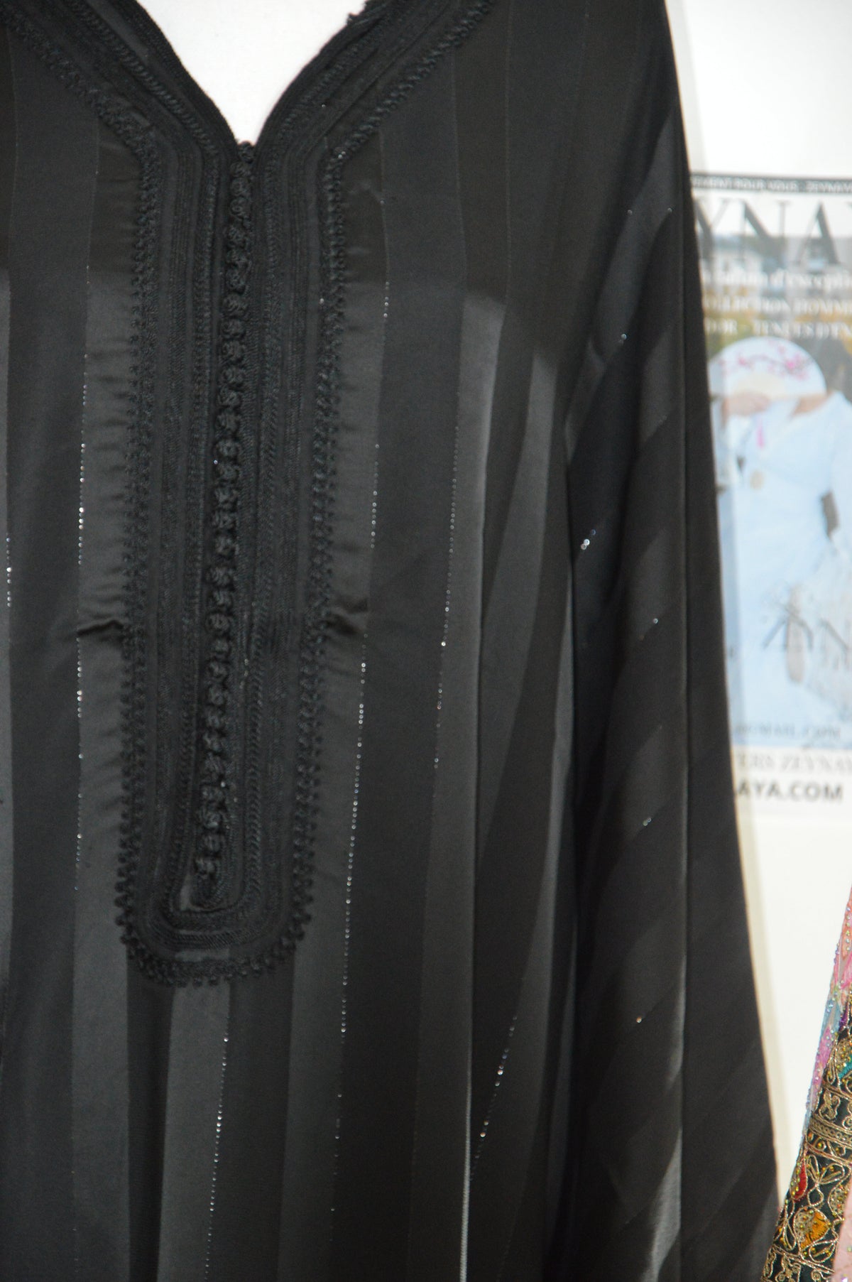 GANDOURA JOHARA SATINÉE NOIRE – STYLE ÉLÉGANT ET FLUIDE