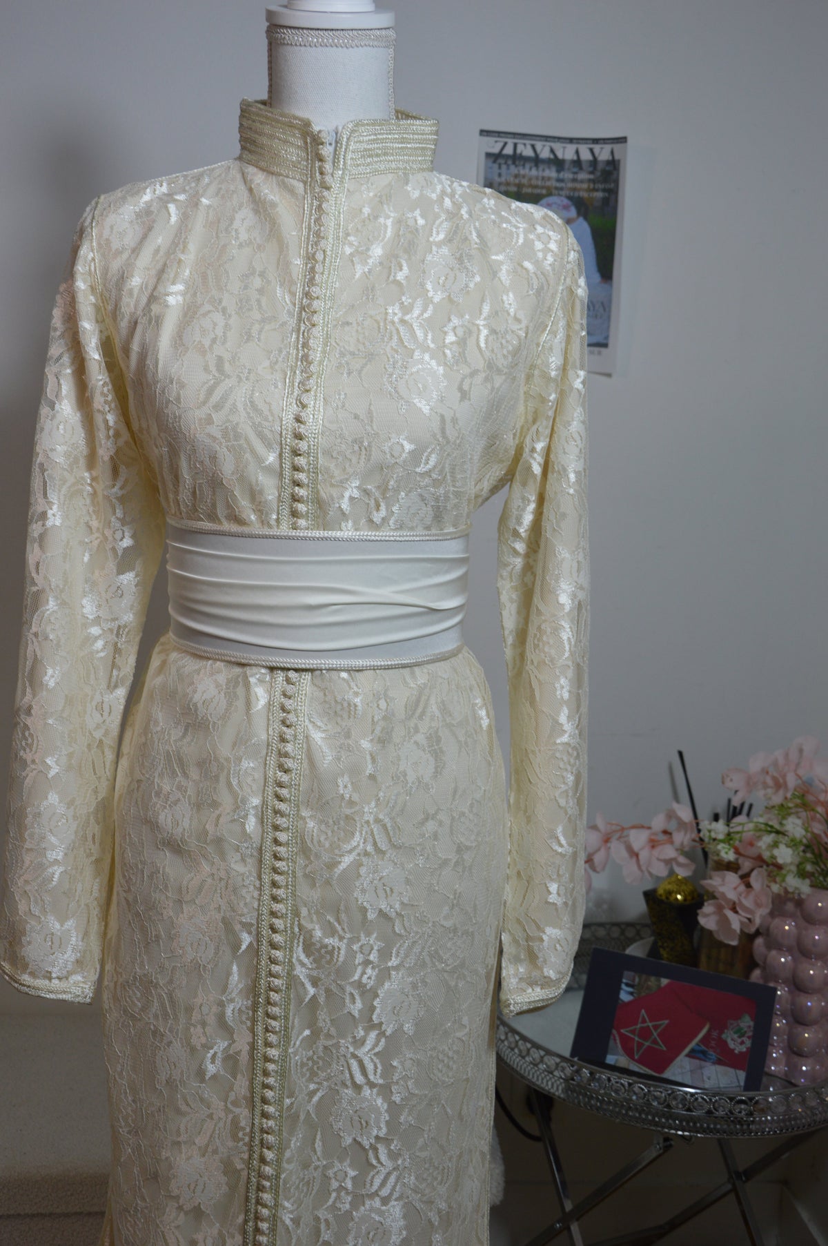 Caftan Coupe Sirène – Dentelle Ivoire & Fils Argentés
