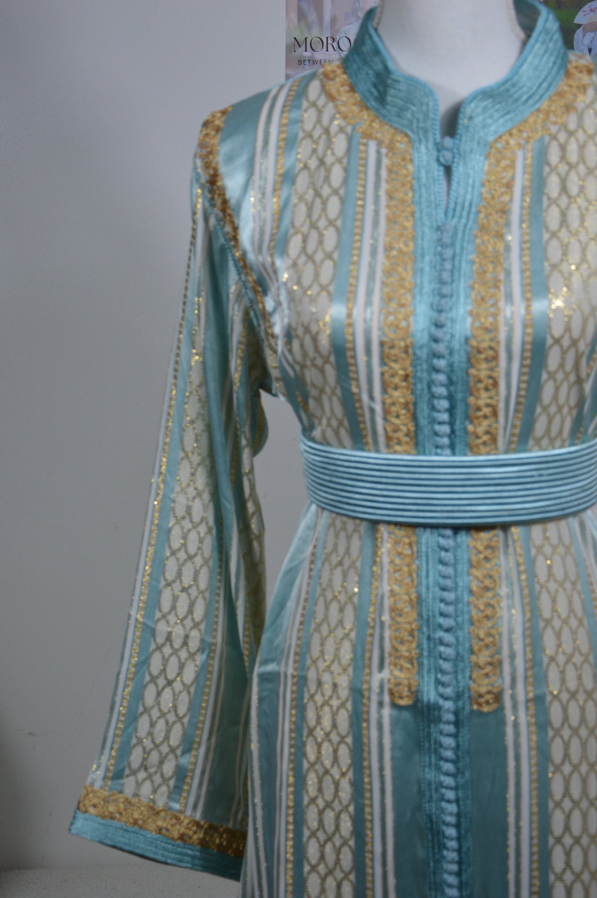 Caftan Marocain Jouhara Bleu Turquoise – Satin Premium & Broderies Dorées