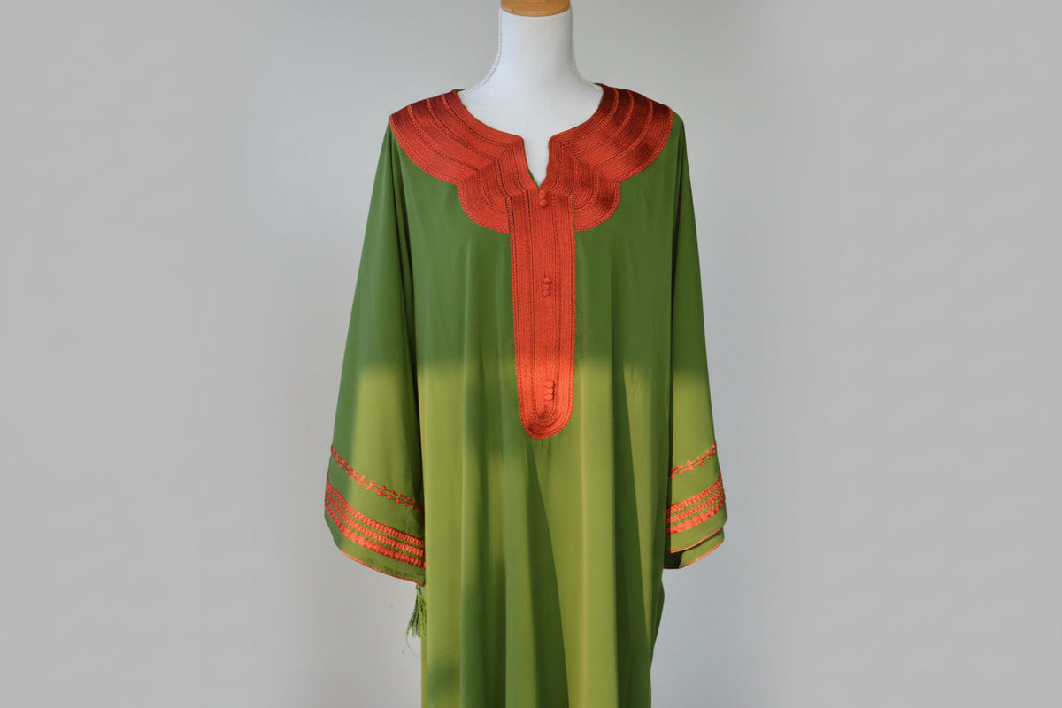 Gandoura Verte Col Orange – Éclat & Élégance Marocaine