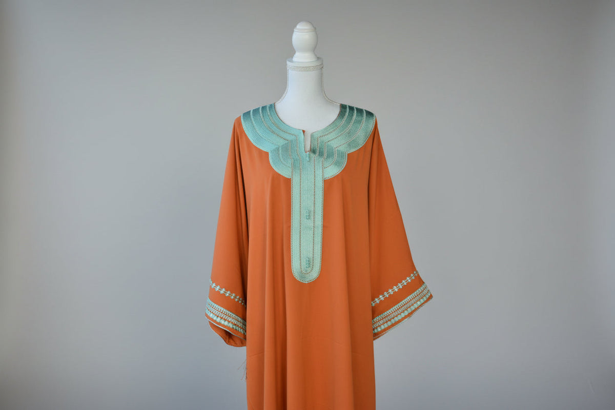 Gandoura Orange Col Vert d’Eau – Fraîcheur & Élégance Marocaine