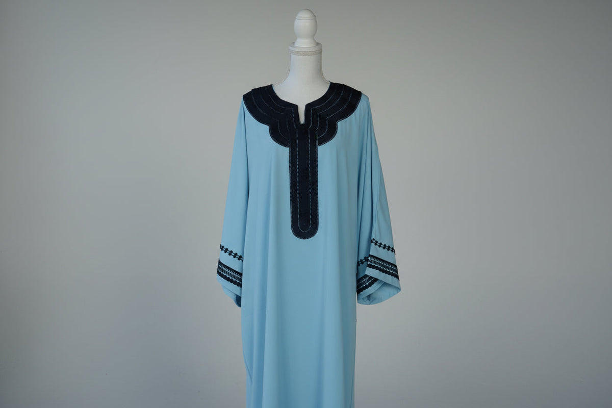 Gandoura Bleu Ciel Col Foncé – Sérénité & Élégance Marocaine
