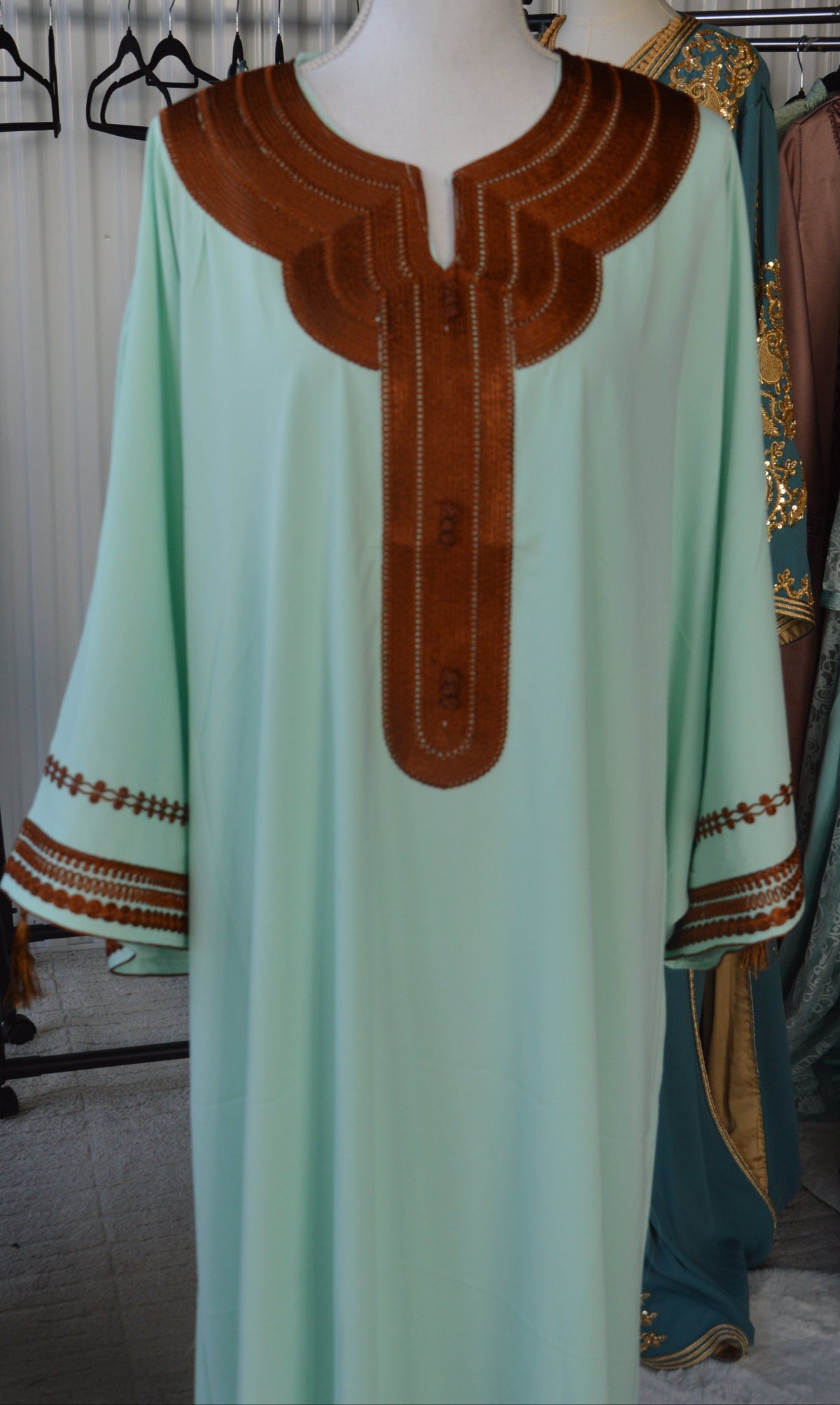 Gandoura Verte Col Marron – Élégance Marocaine