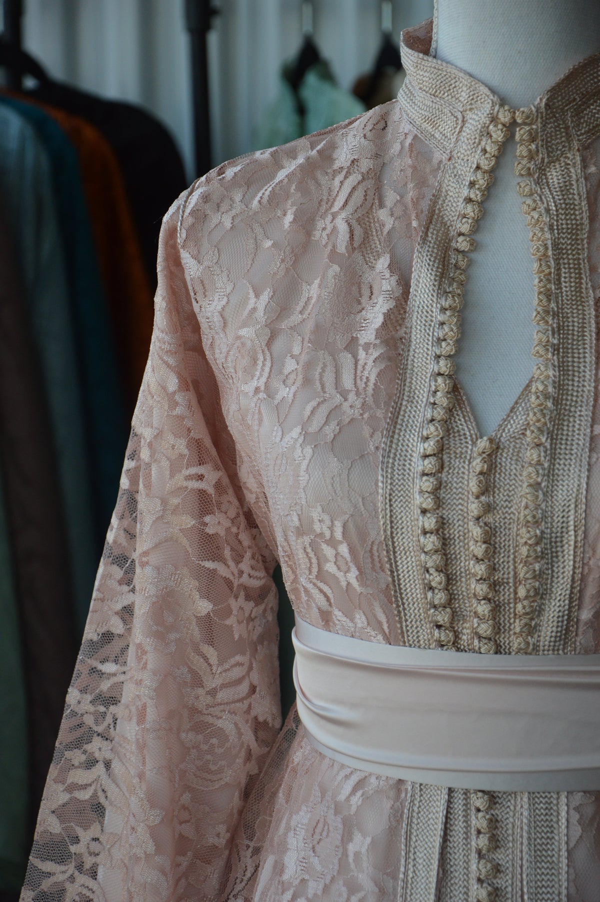 Powder Pink Lace Takchita – Softness, Romance & Moroccan Craftsmanship