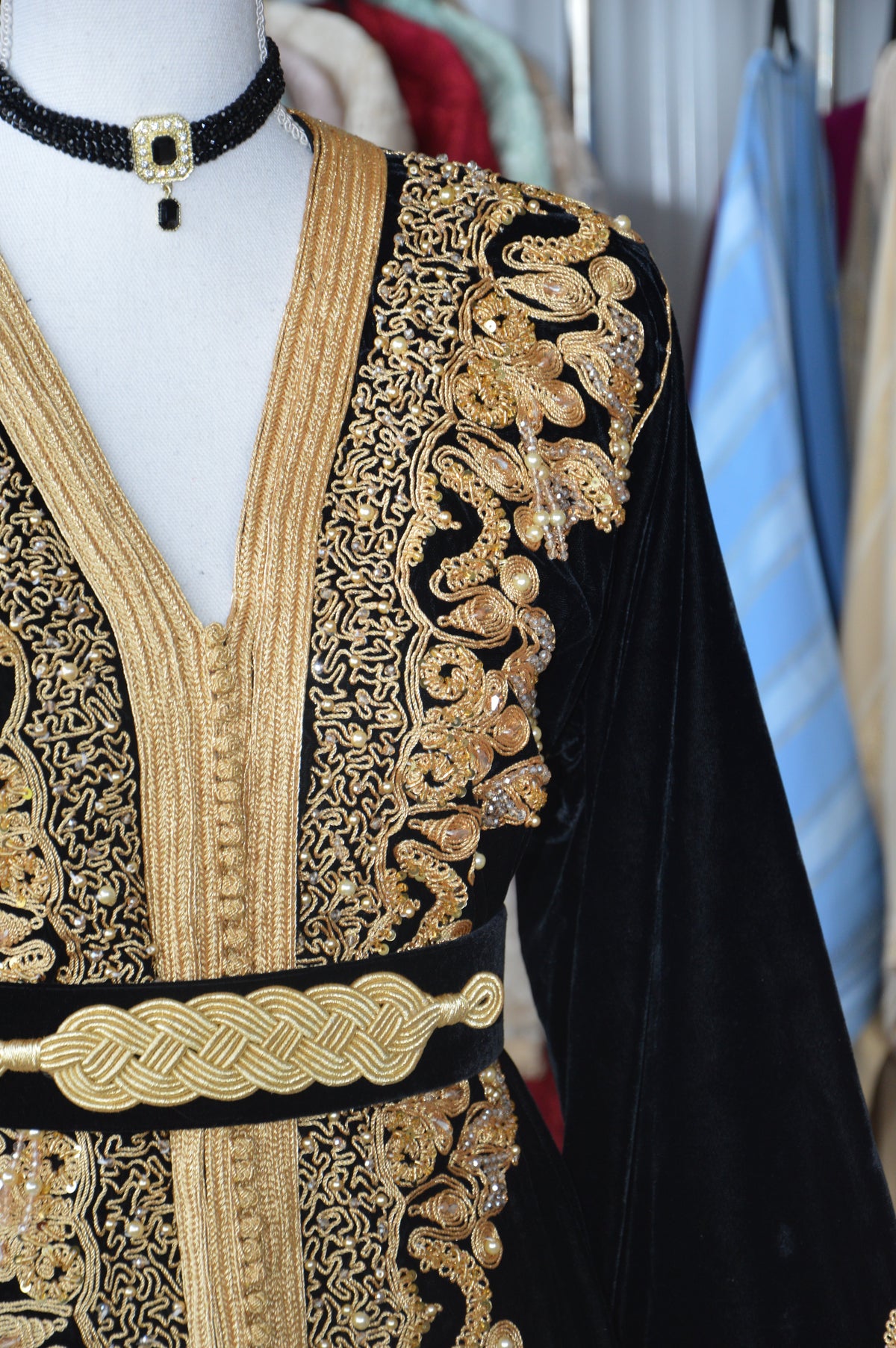 Caftan Velours Noir Brodé Or – Haute Couture