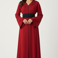 Caftan Rouge Élégance Royale – Broderies Raffinées et Ceinture Noire