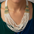 Collier oriental blanc nacré – rangées de strass verts
