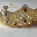 Couronne Royale Dorée – Pierres Rouge Rubis (Diadème Femme)