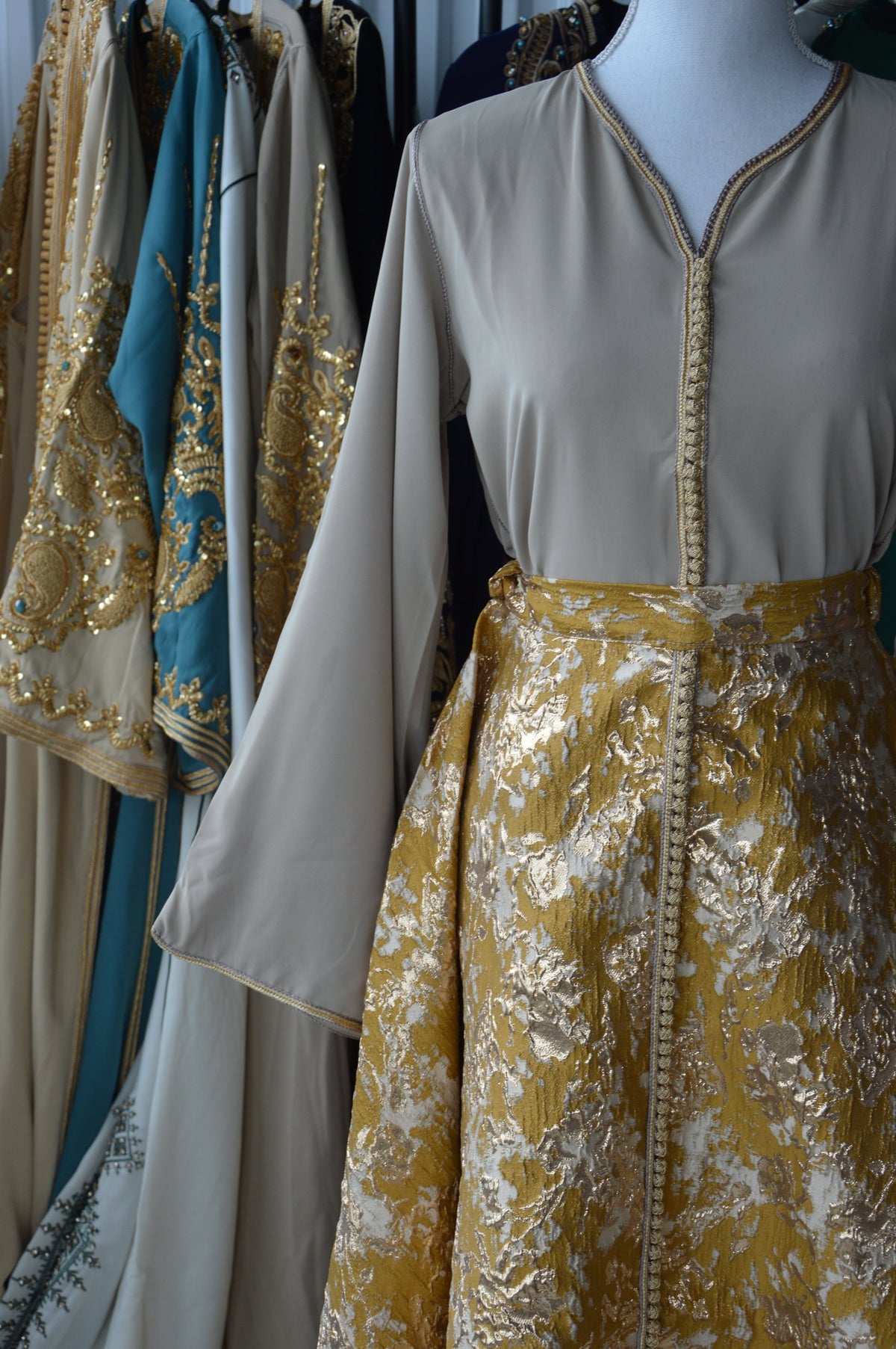 Ensemble Haut Nude & Jupe Brocart Doré – Harmonie Lumineuse & Luxe Marocain