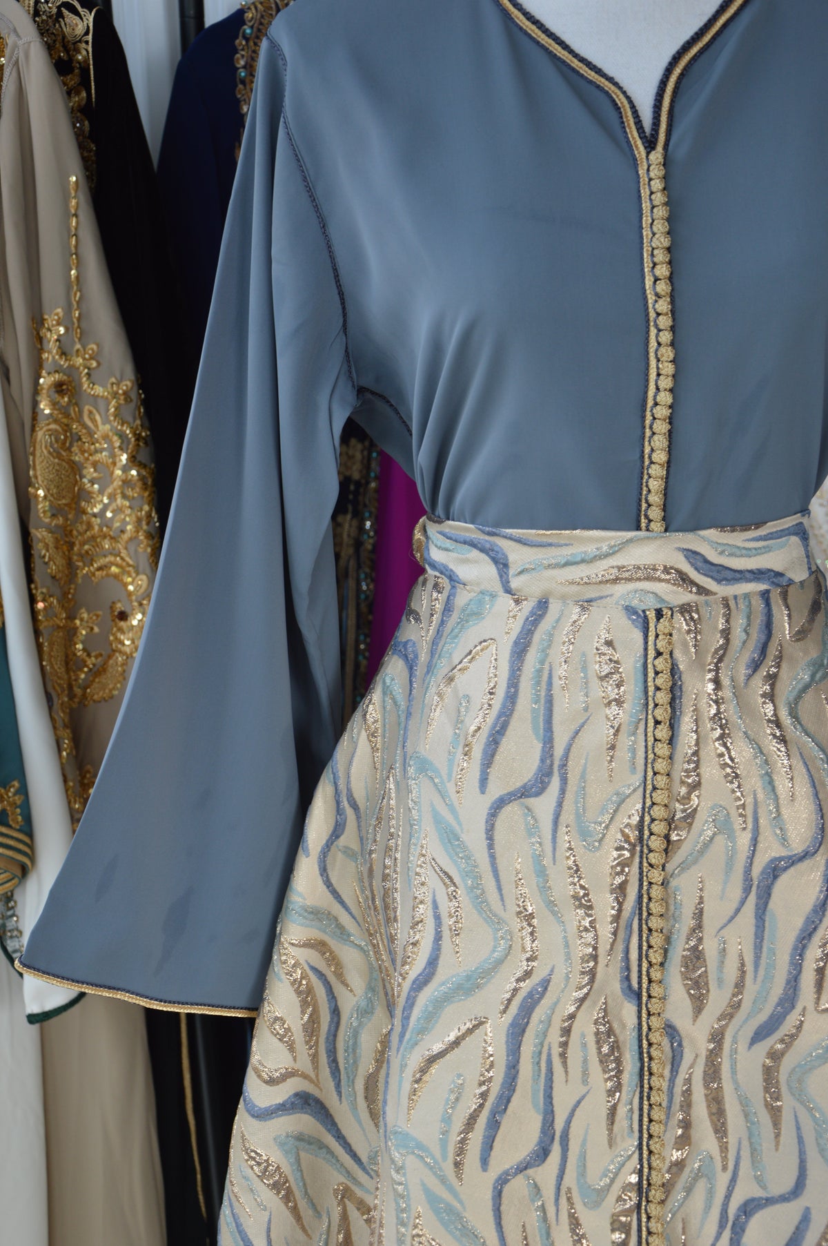 Ensemble Haut Gris & Jupe Brocart Bleu Or