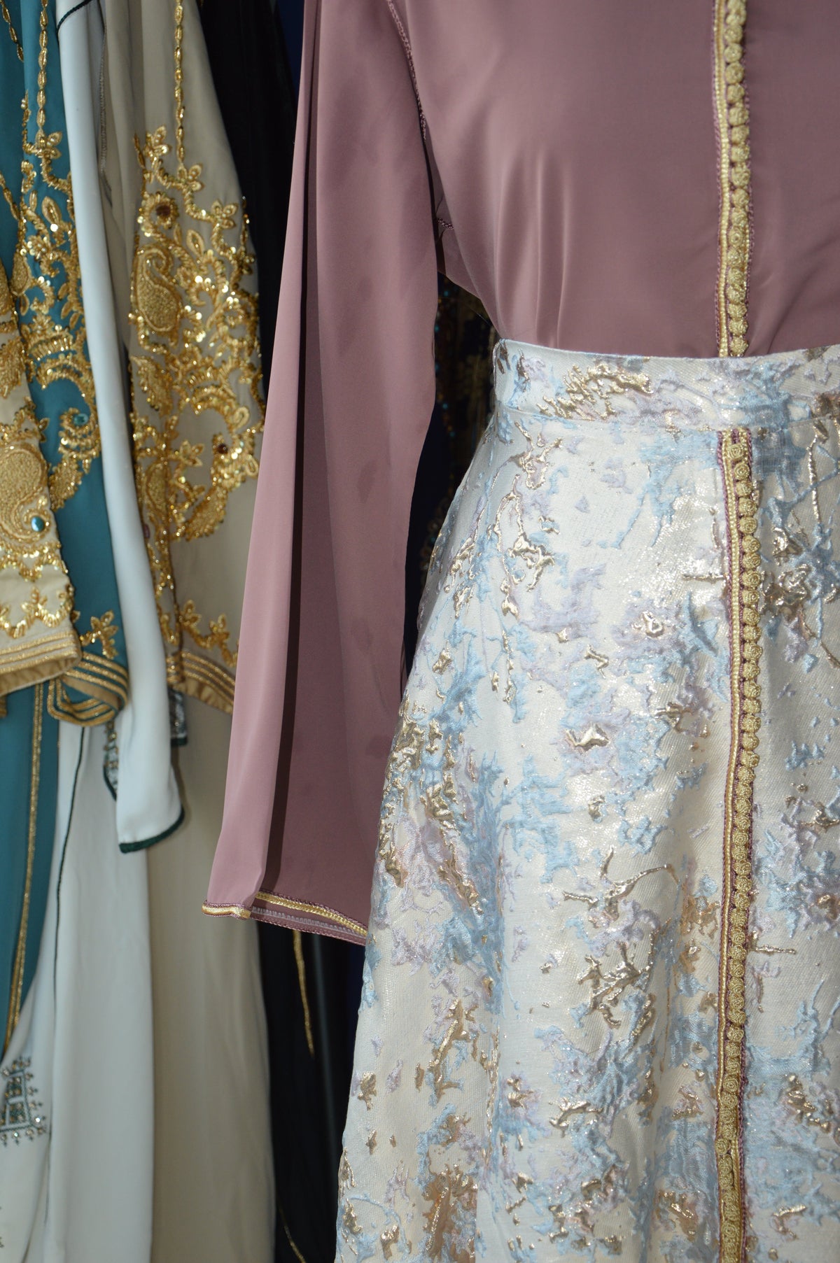 Ensemble Haut Rose & Jupe Brocart Bleu Clair Or