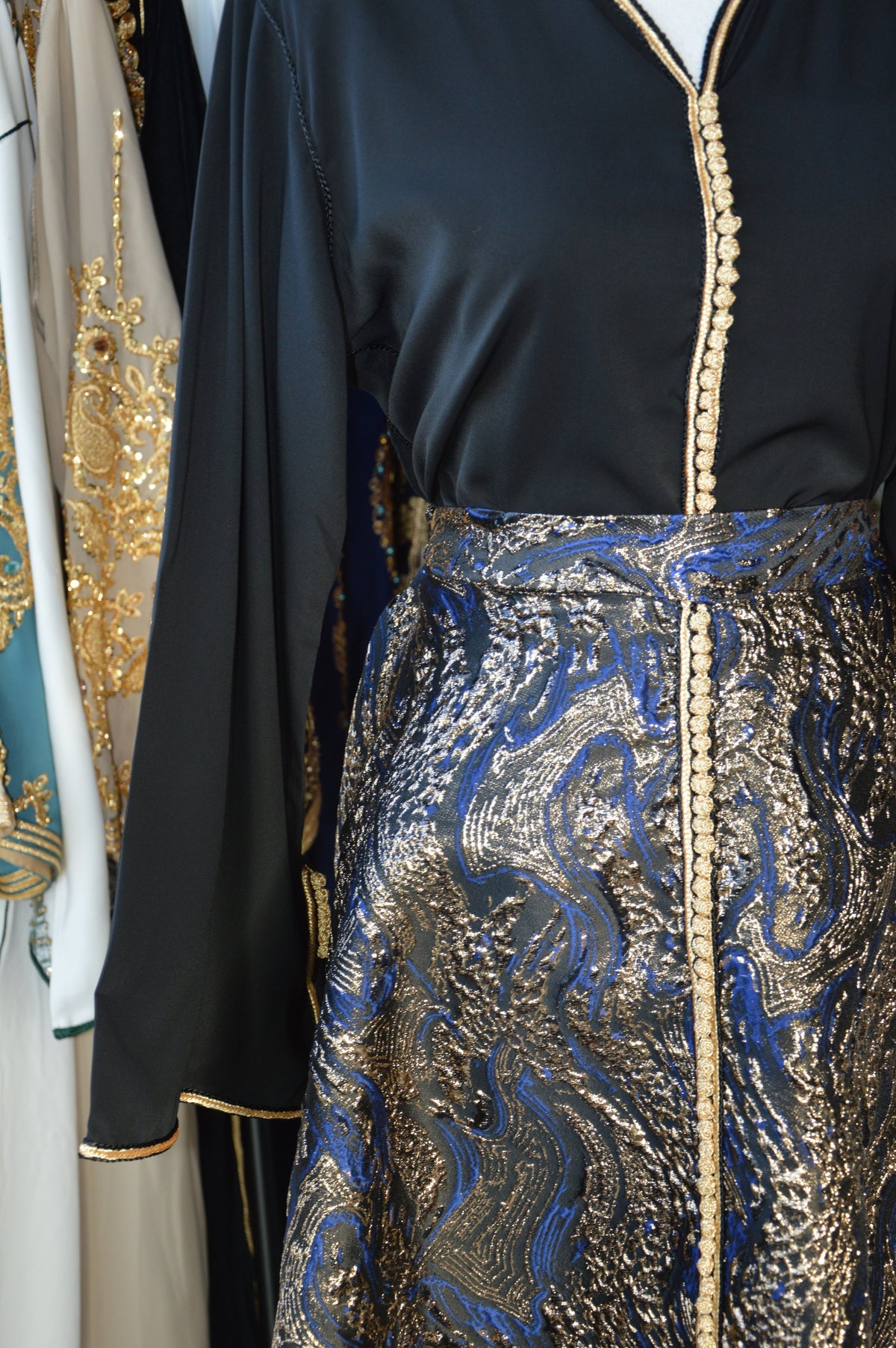 Ensemble Haut Noir & Jupe Brocart Bleu Marine & Or – Nuit Royale & Élégance Orientale