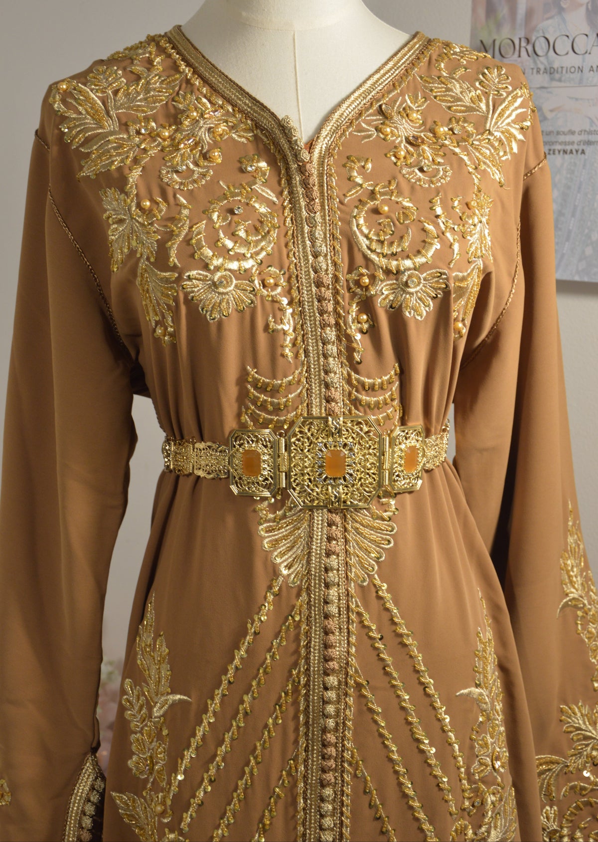 Caftan Beige Moka Coupe Sirène – Broderies Raffinées